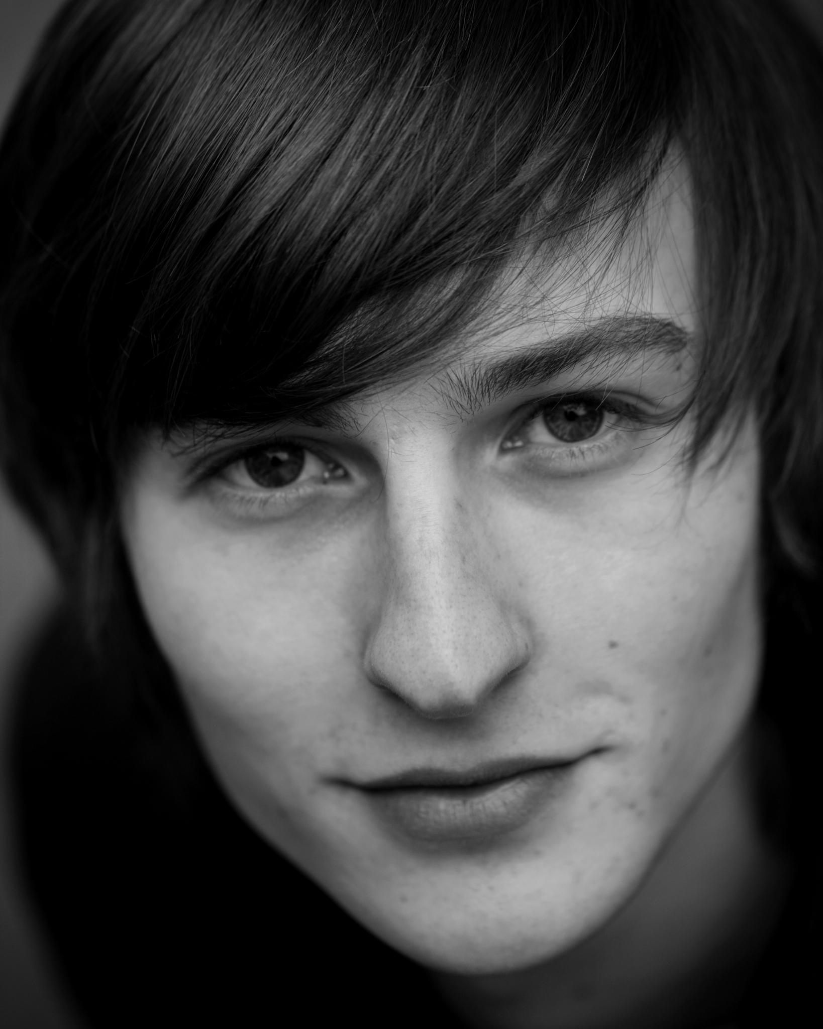 actor Elliott Tittensor large photo