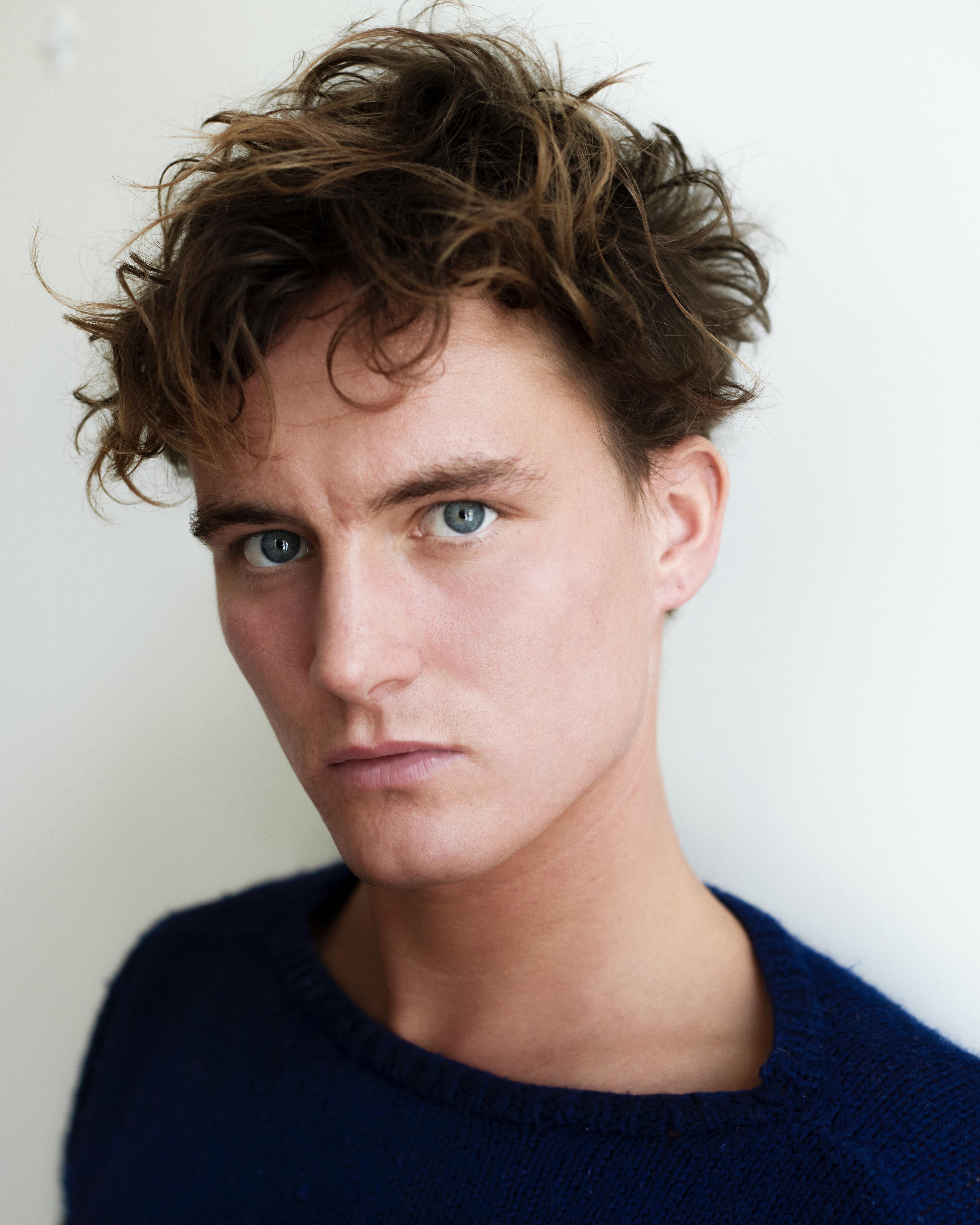 actor Louis Hall large photo