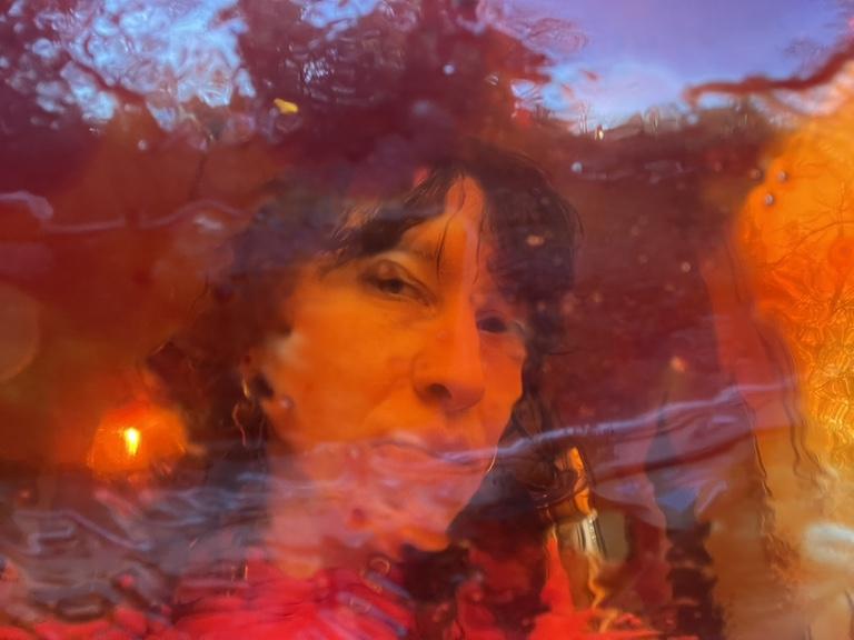 actor Lisa van Dam-Bates large photo