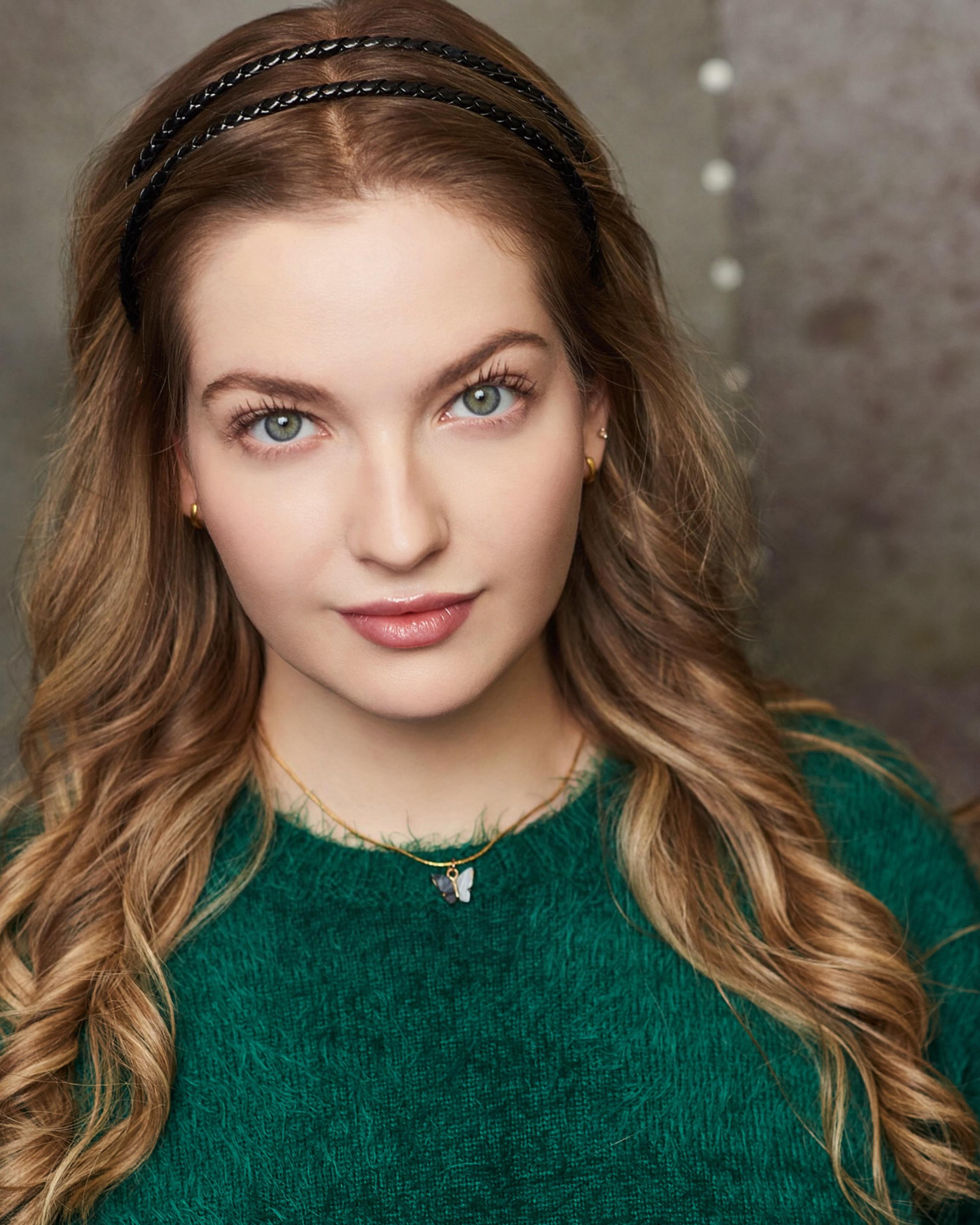 actor Elle Powell large photo