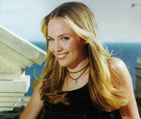 actor Lara Cox large photo