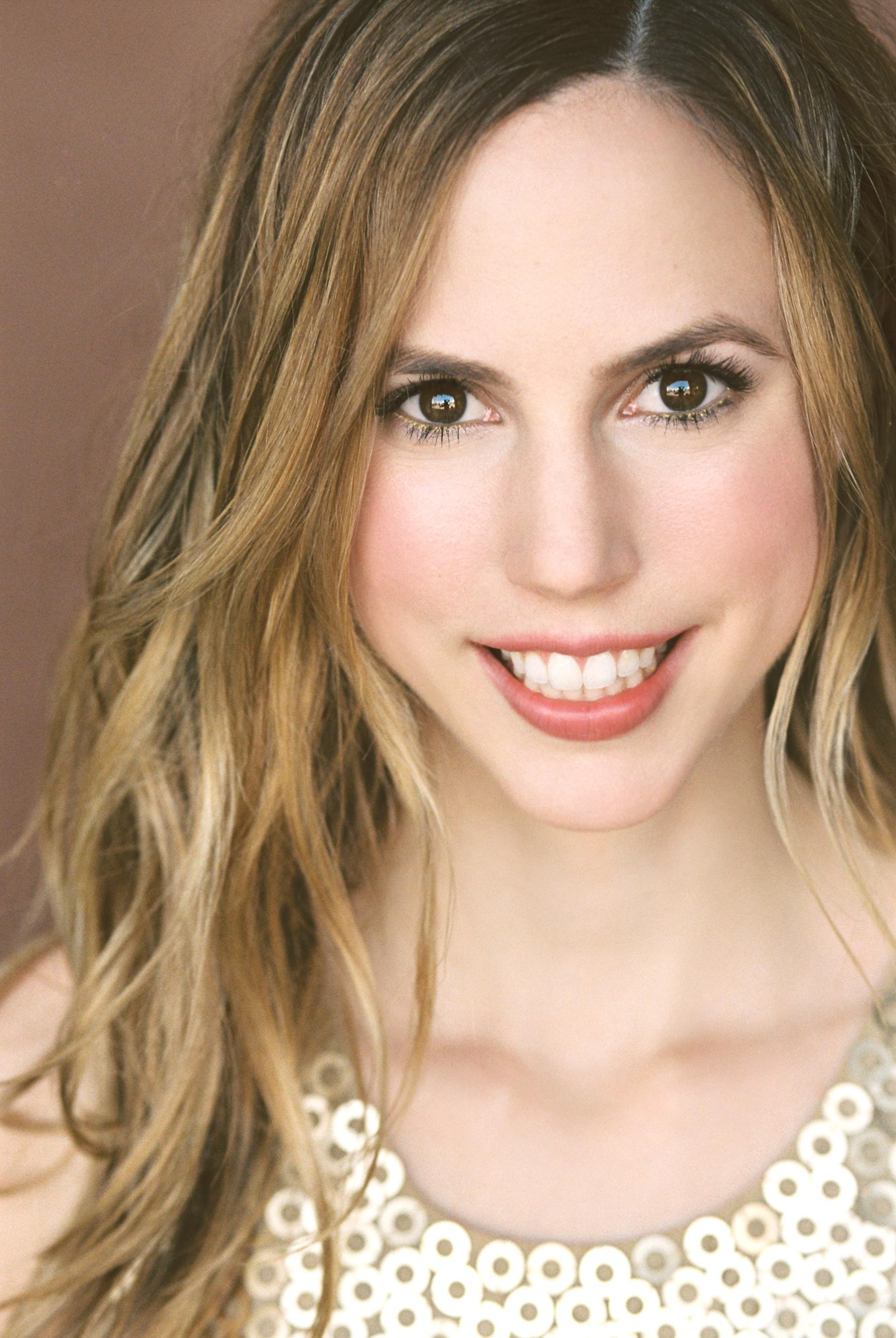 actor Roxy Cook large photo