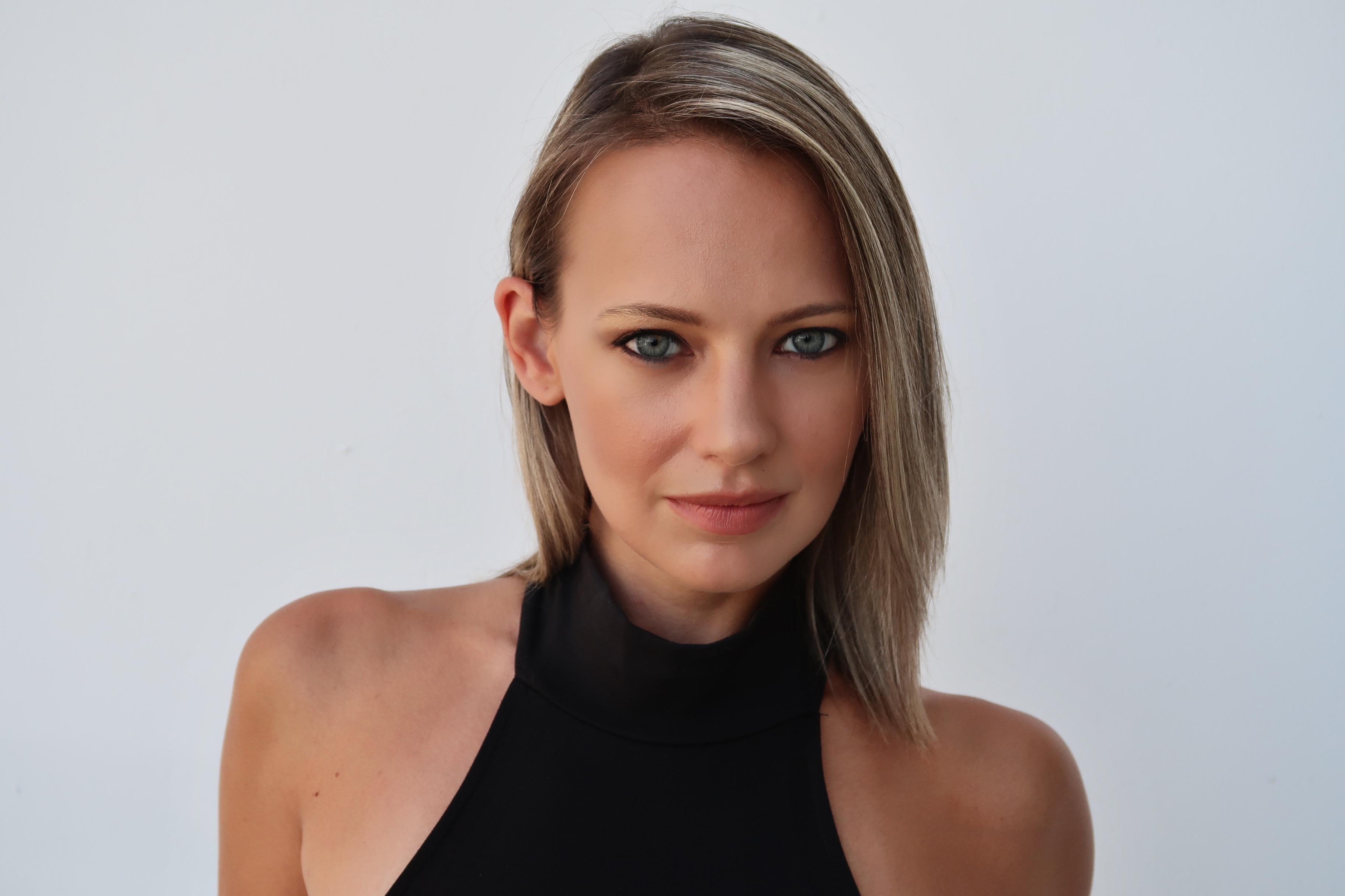 actor Sierra Collins large photo