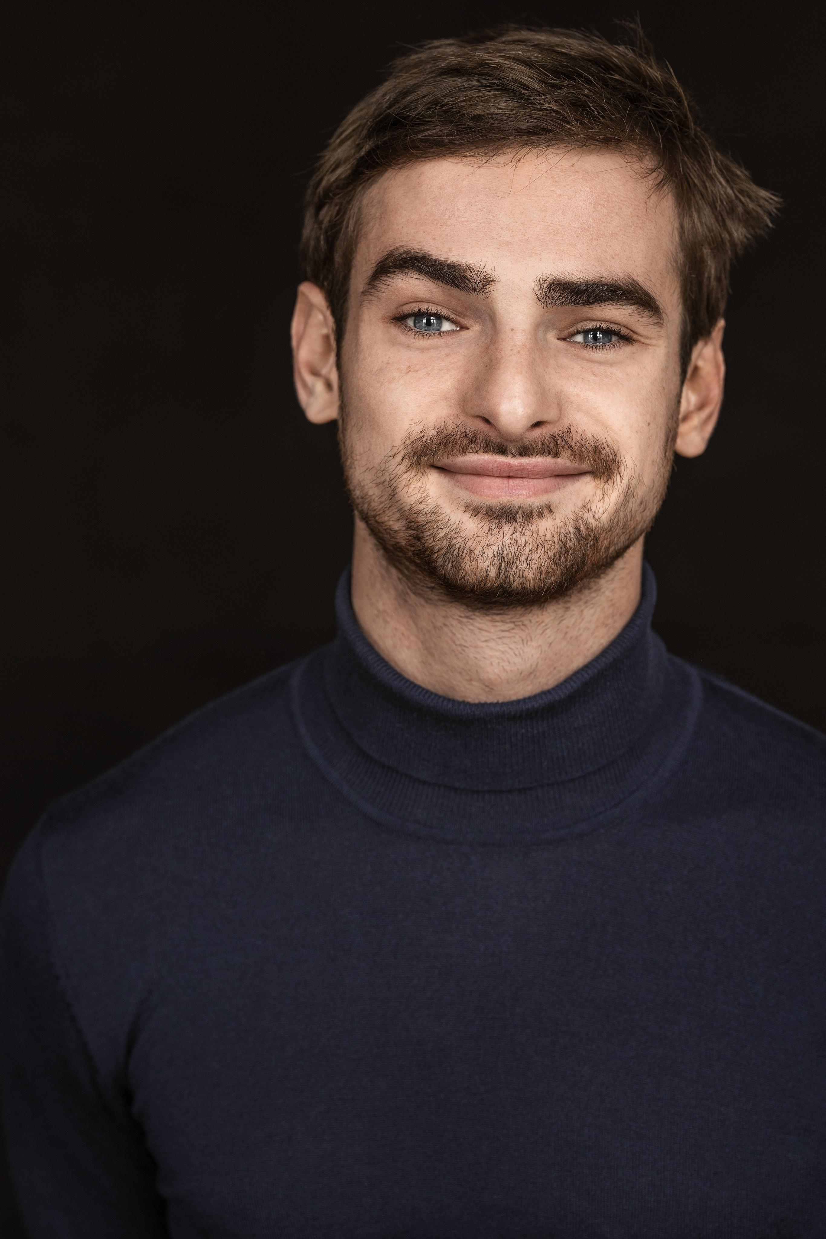 actor Aaron Hilmer large photo