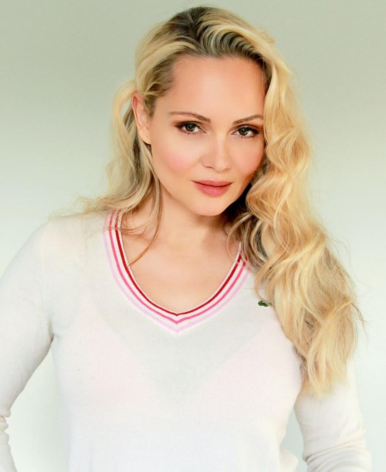 actor Beatrice Rosen large photo