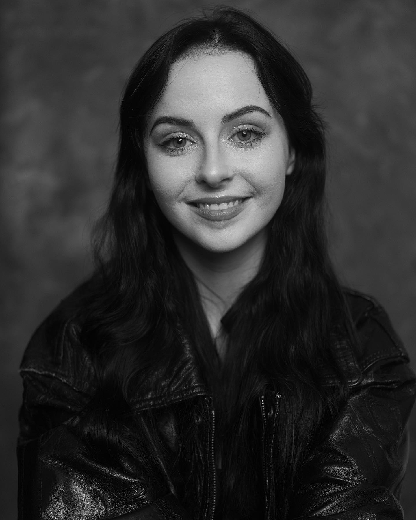 actor Kelly Thornton large photo