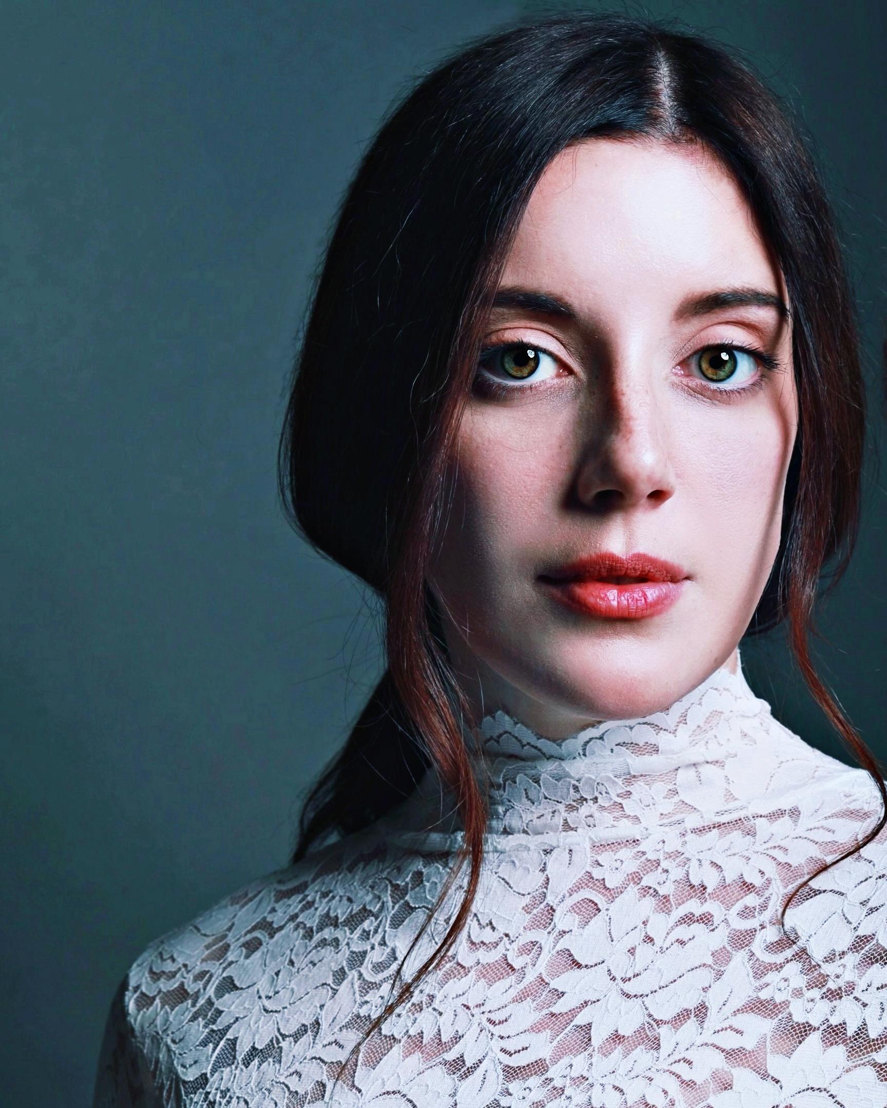 actor Hayley McLaughlin large photo