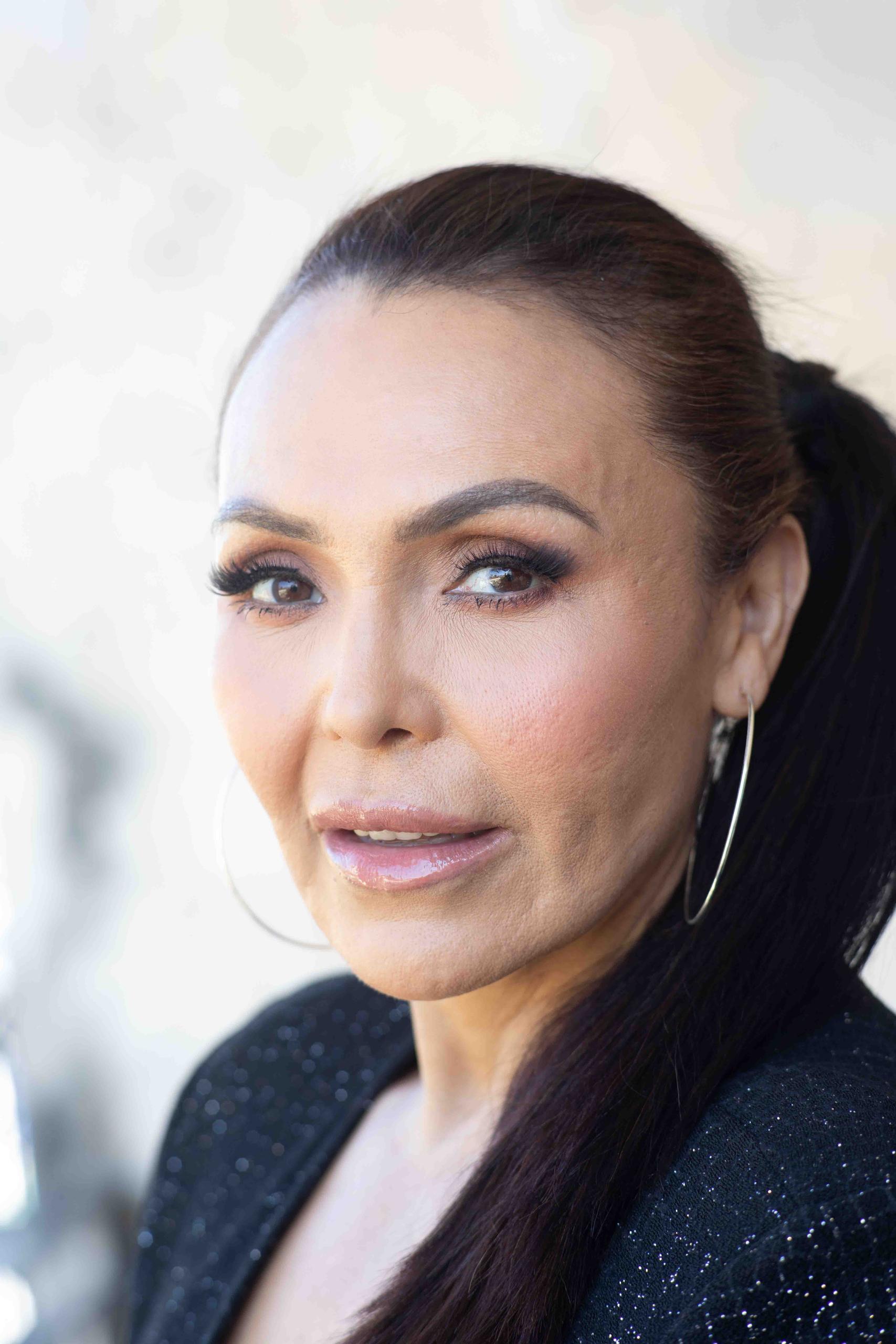 actor Sandra Santiago large photo