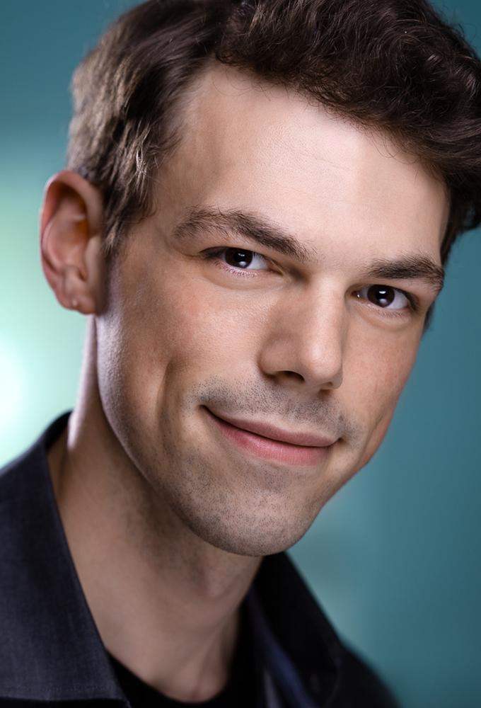 actor Leo Koorhan large photo