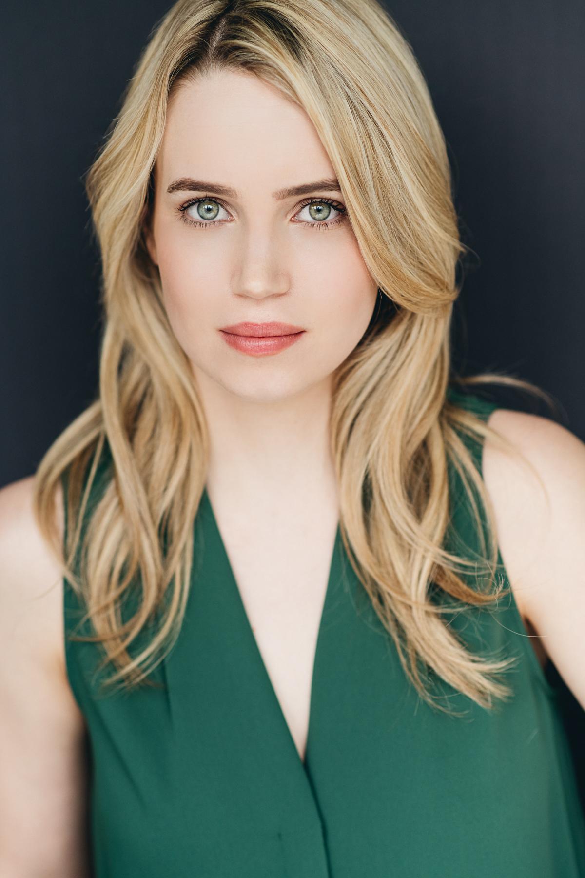 actor Kristen Kurnik large photo