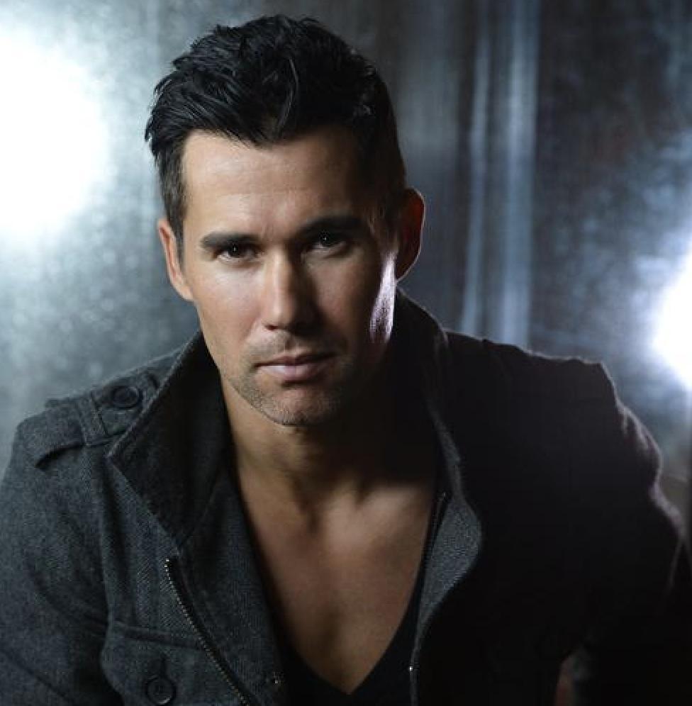 actor Joel Mathews large photo