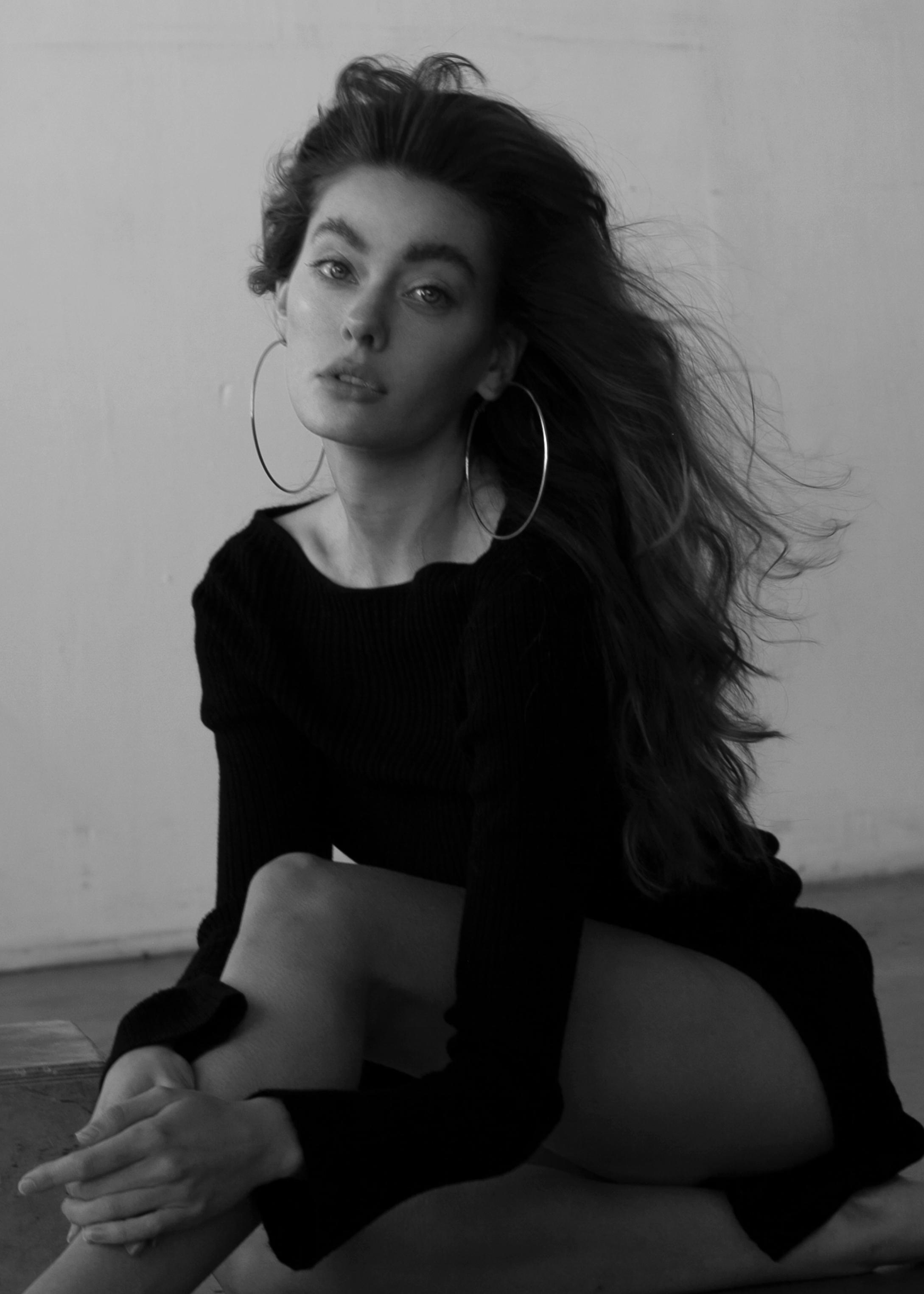 actor Laura Dennis large photo