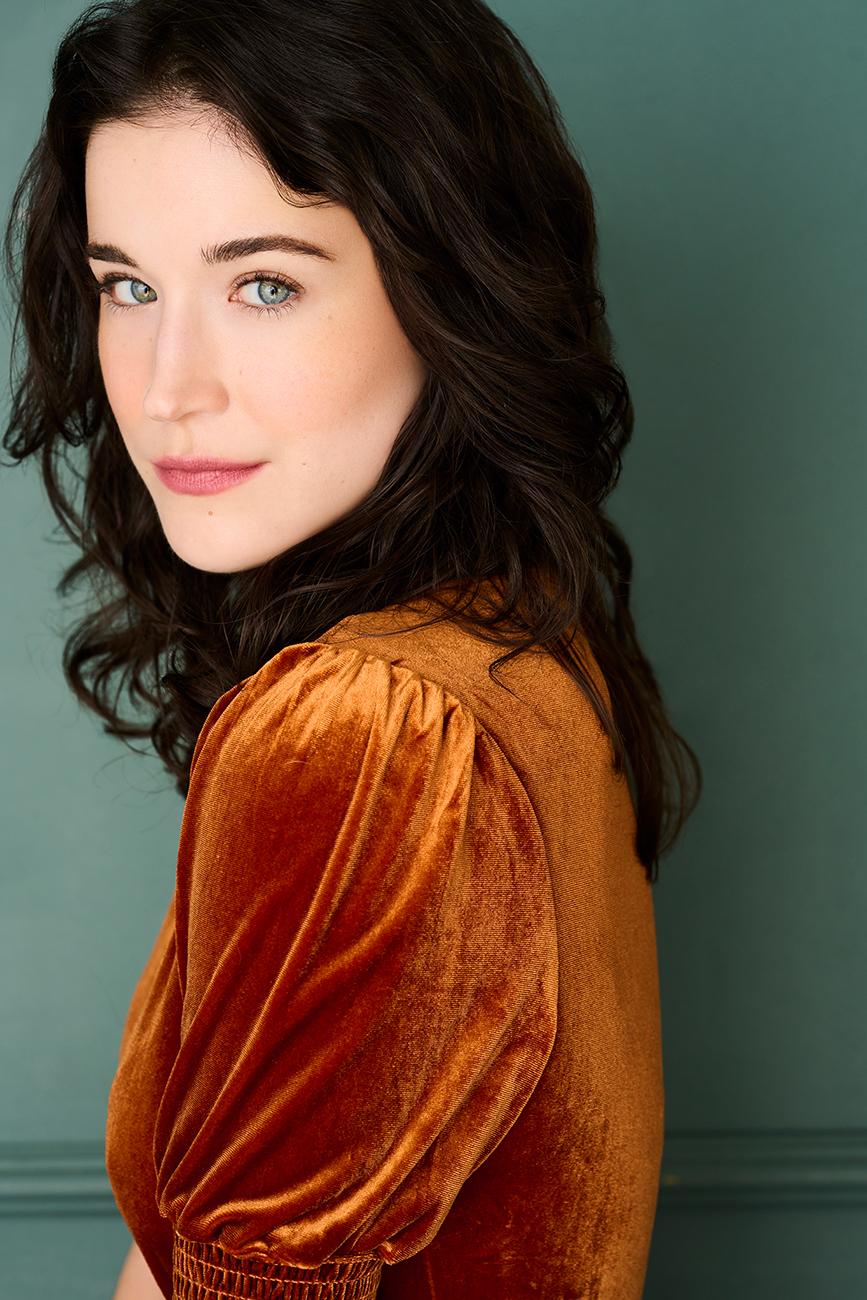 actor Caroline Huey large photo