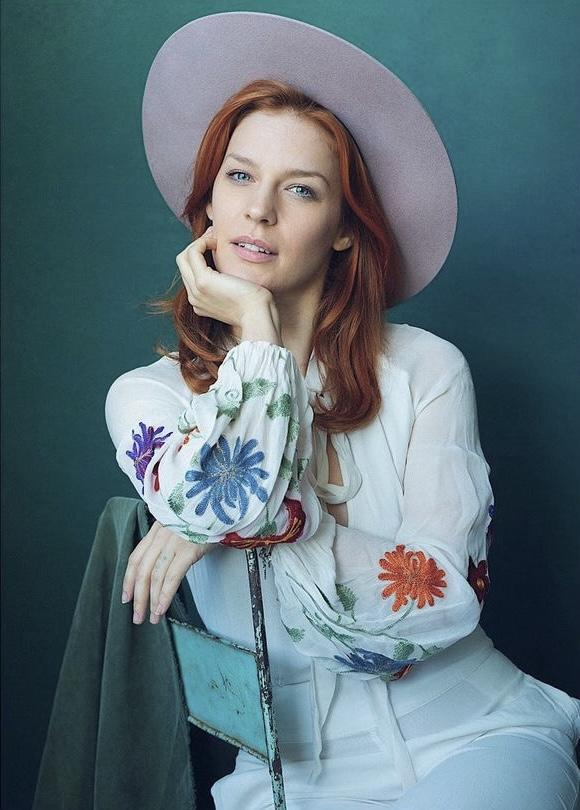 actor Emma Louise Saunders large photo