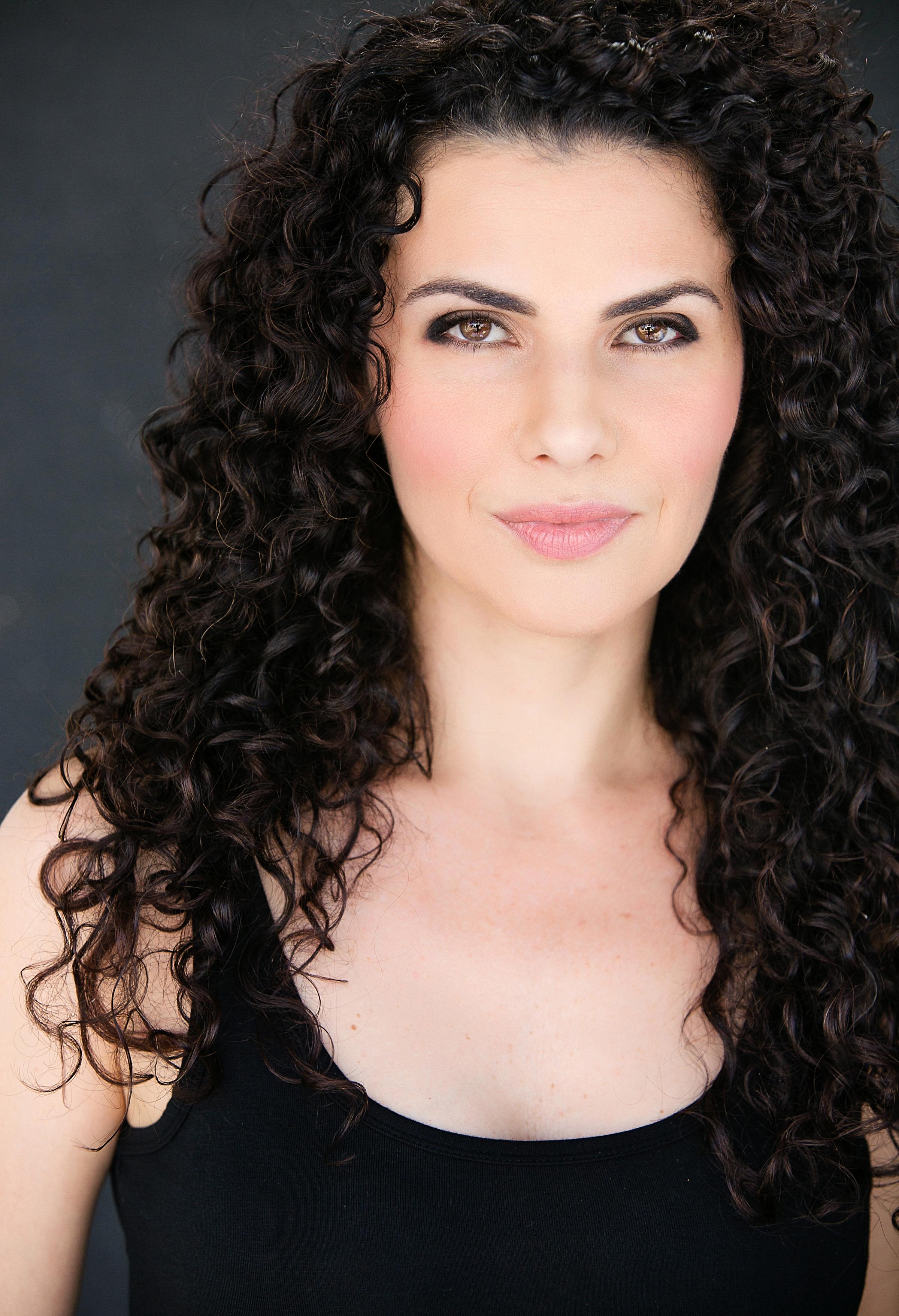 actor Niki Spiridakos large photo