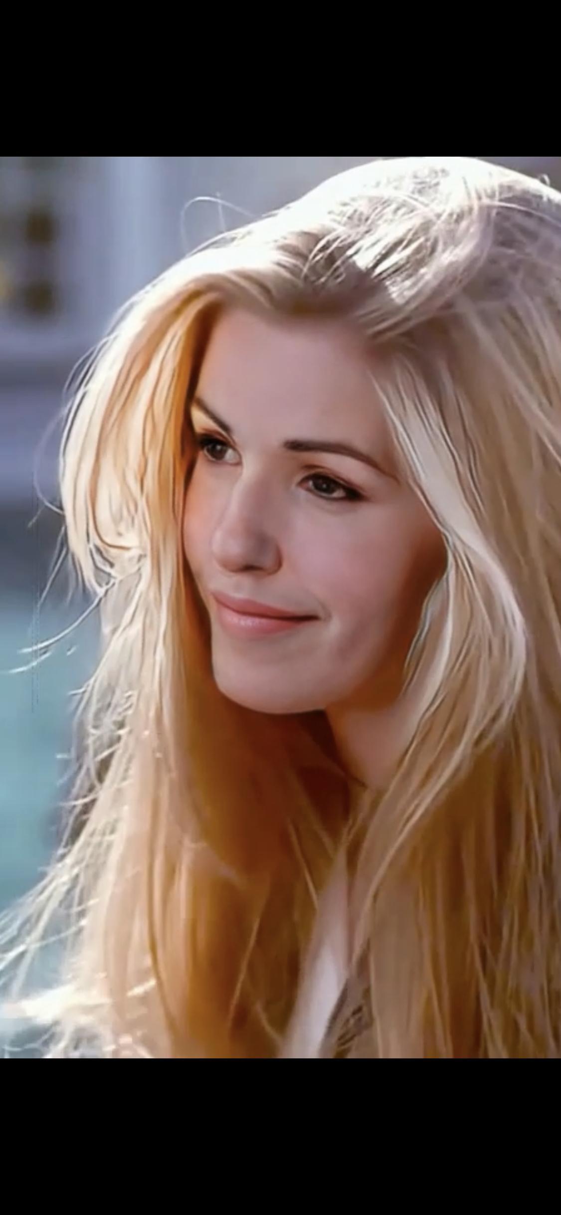 actor Hilda Marie Combs large photo