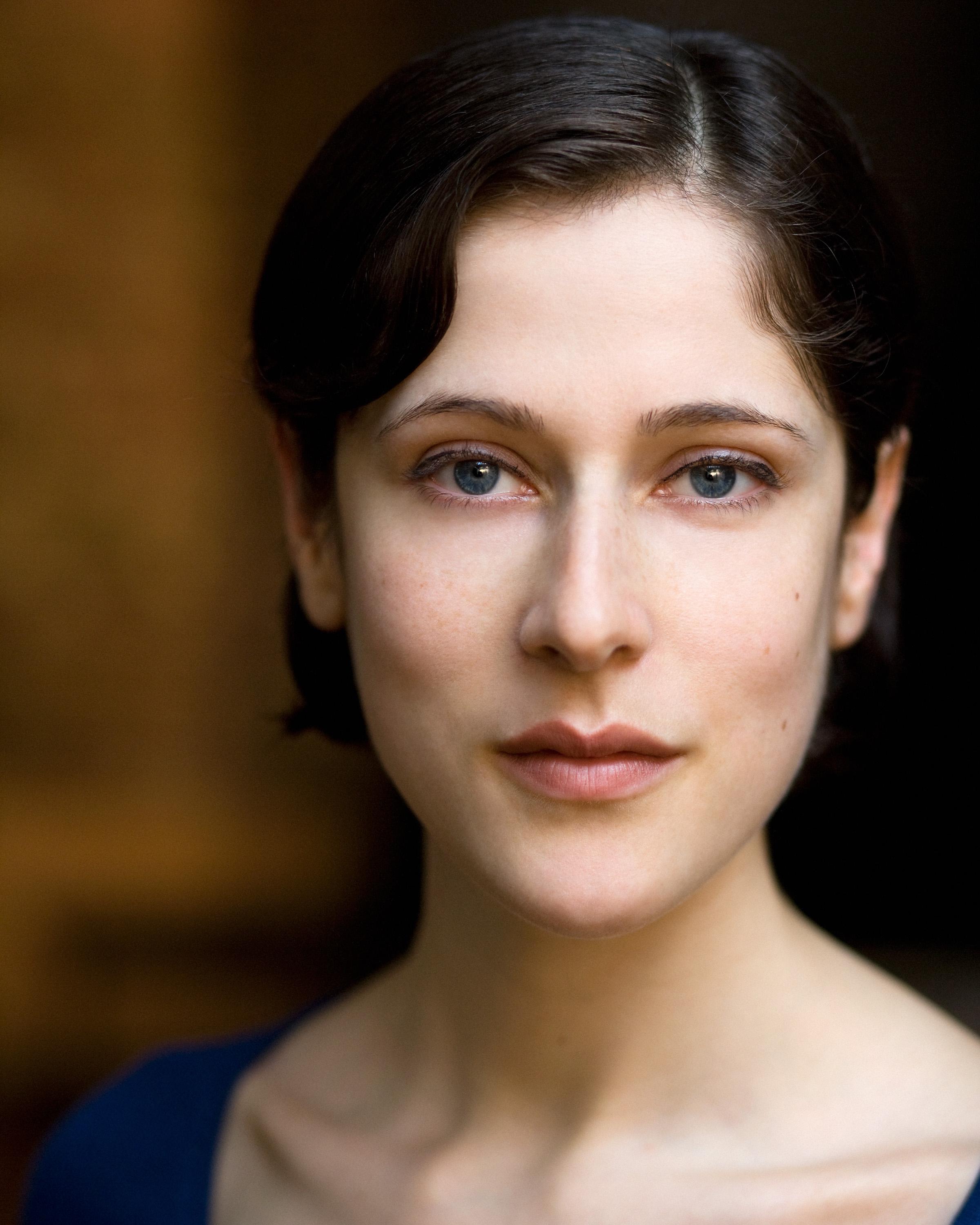 actor Daniela Flynn large photo