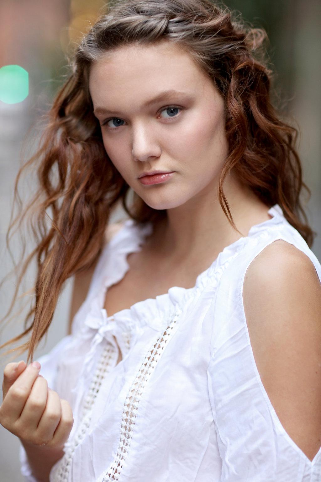 actor Faye Foley large photo