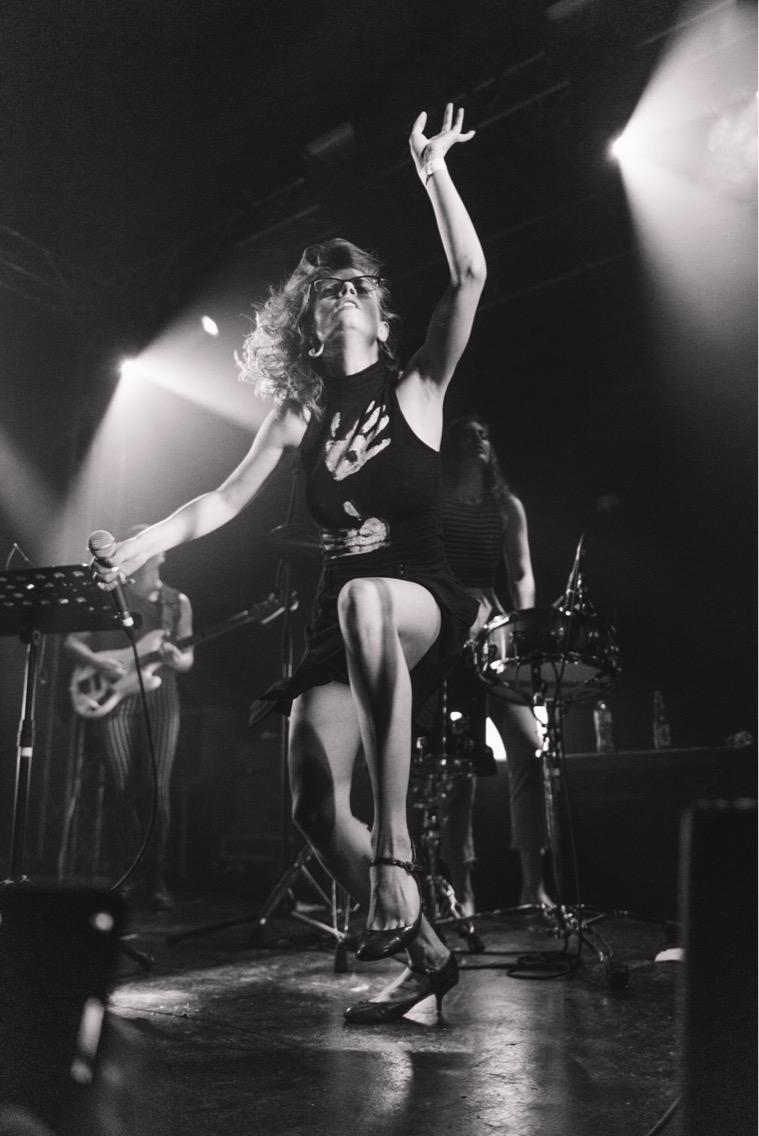 actor Nikki Belfiglio large photo