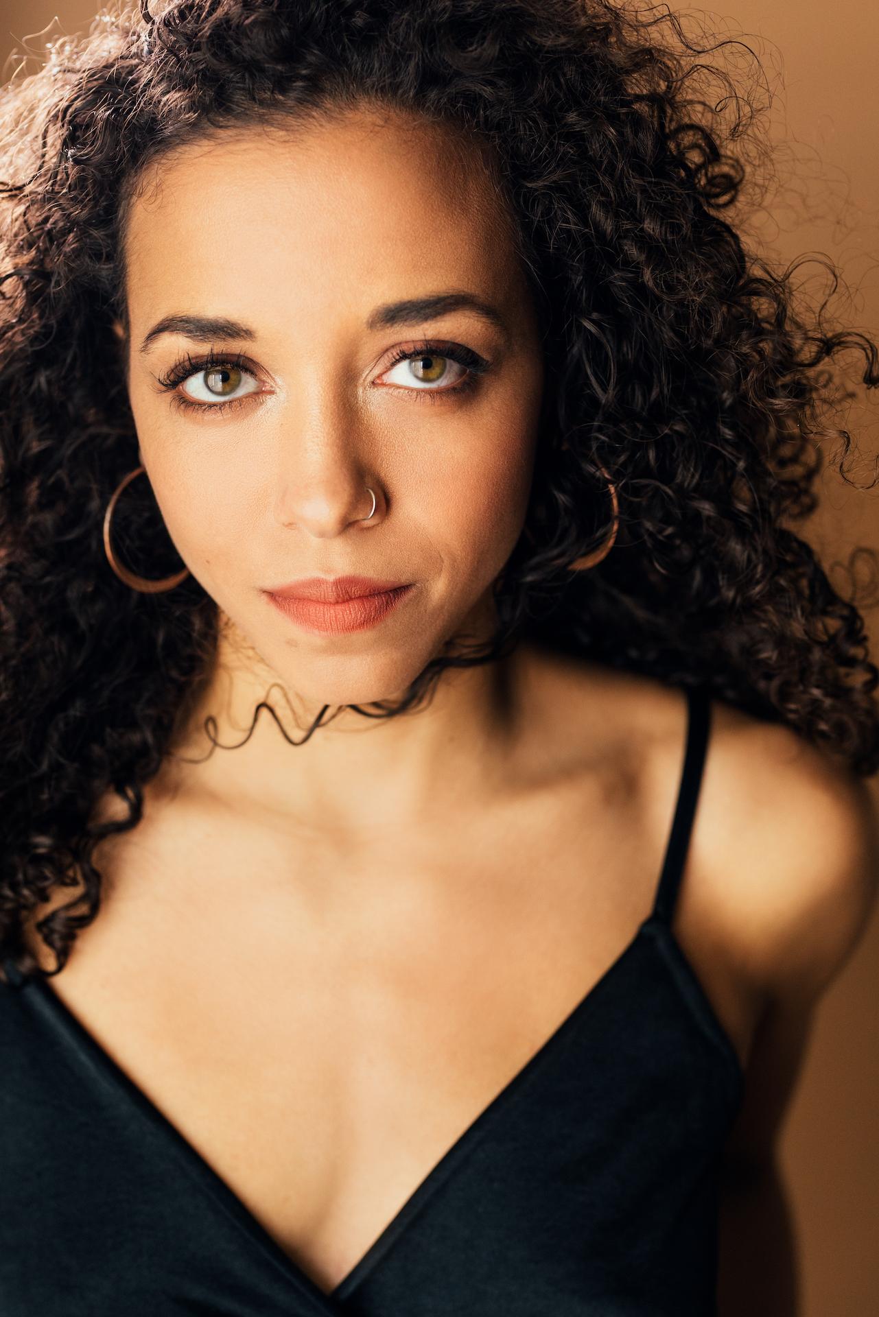 actor Alanna Saunders large photo