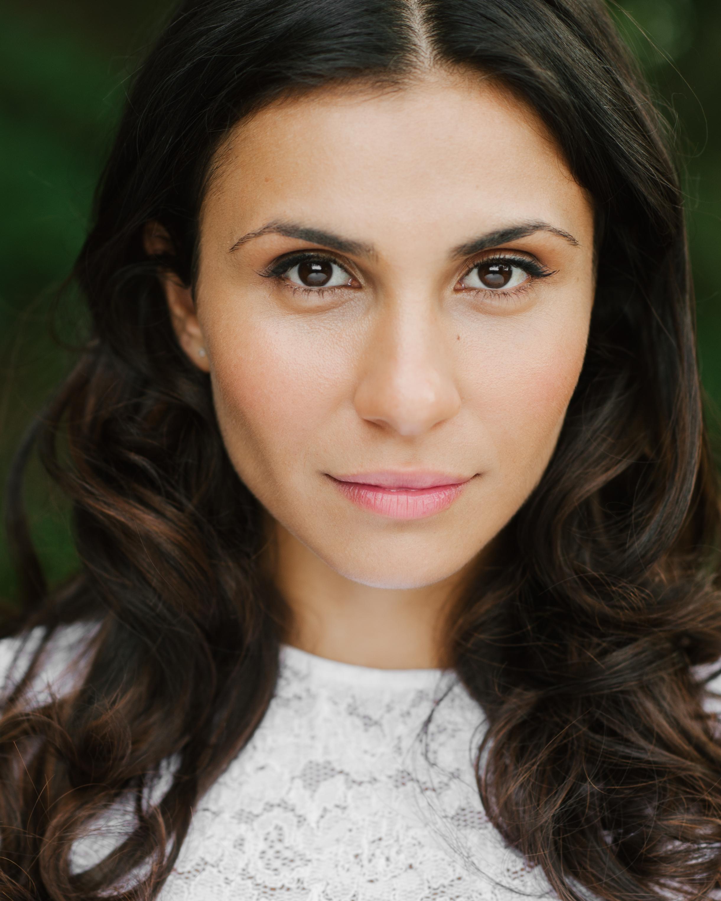 actor Sarah Armanious large photo