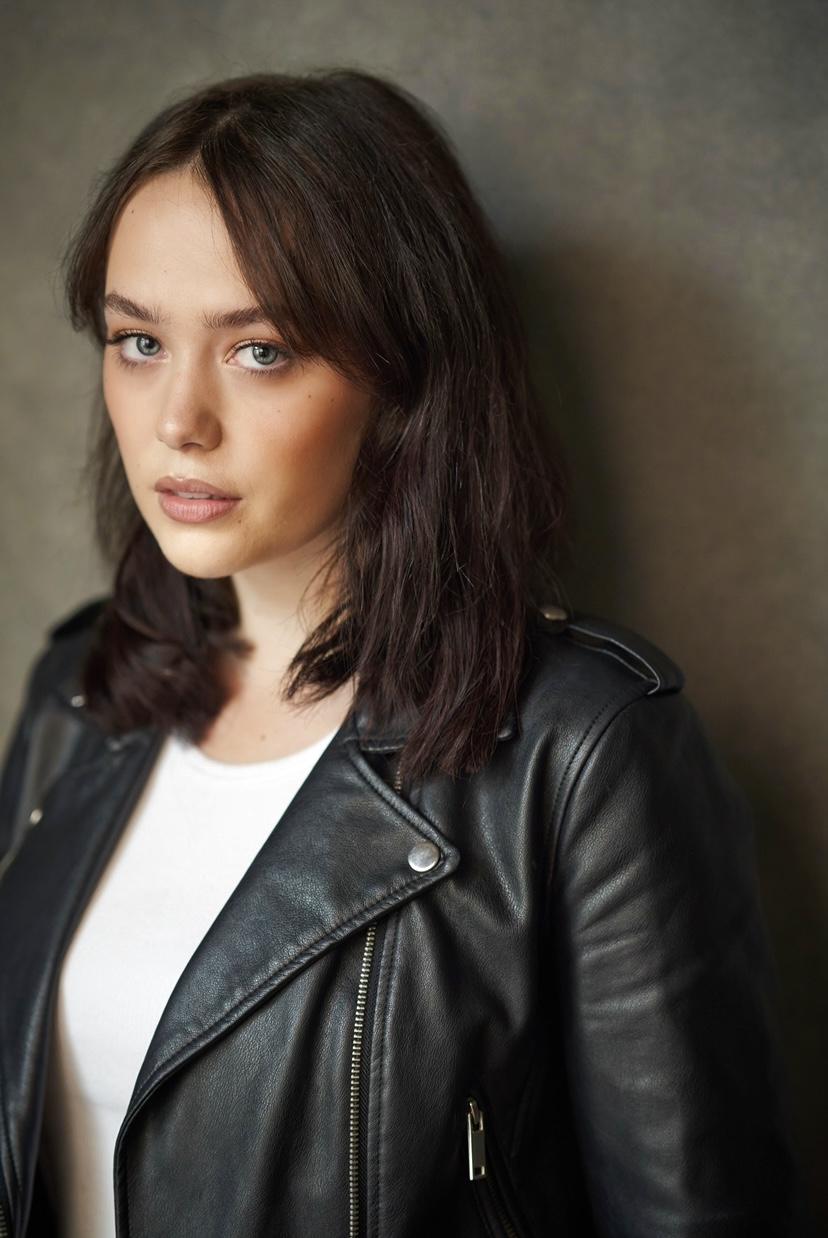 actor Lucy Loken large photo