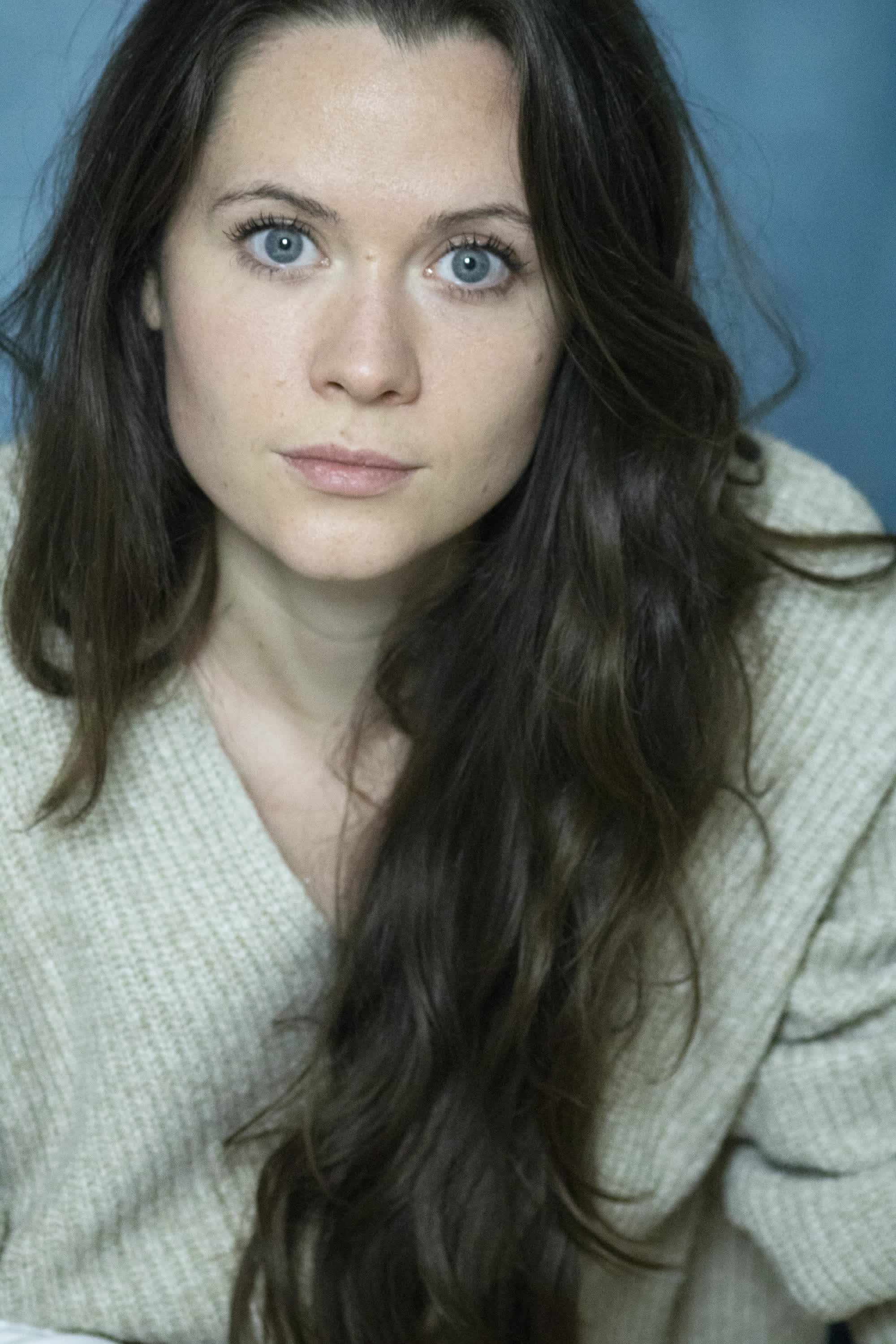 actor Caroline Ward large photo