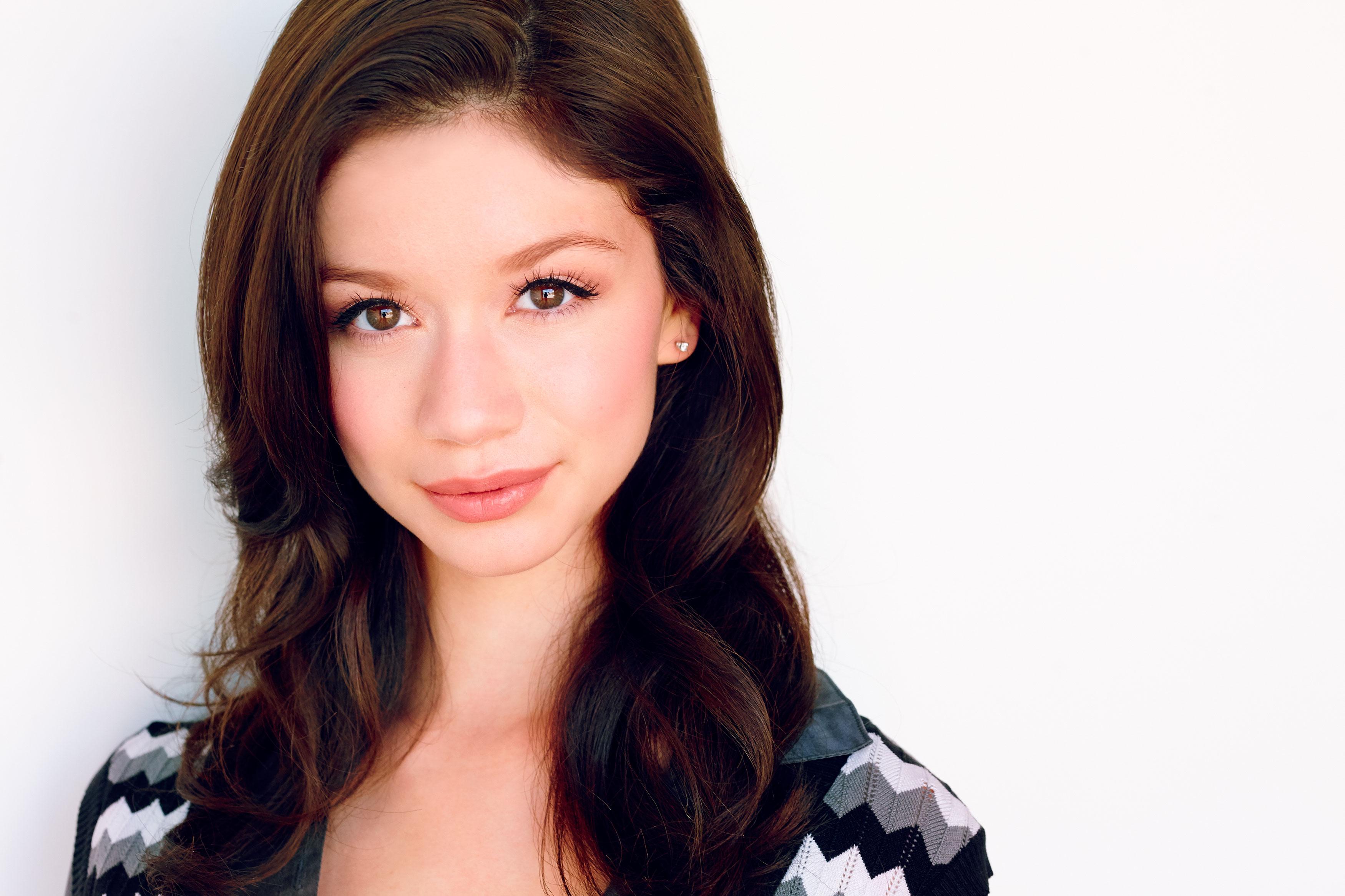 actor Paige Searcy large photo