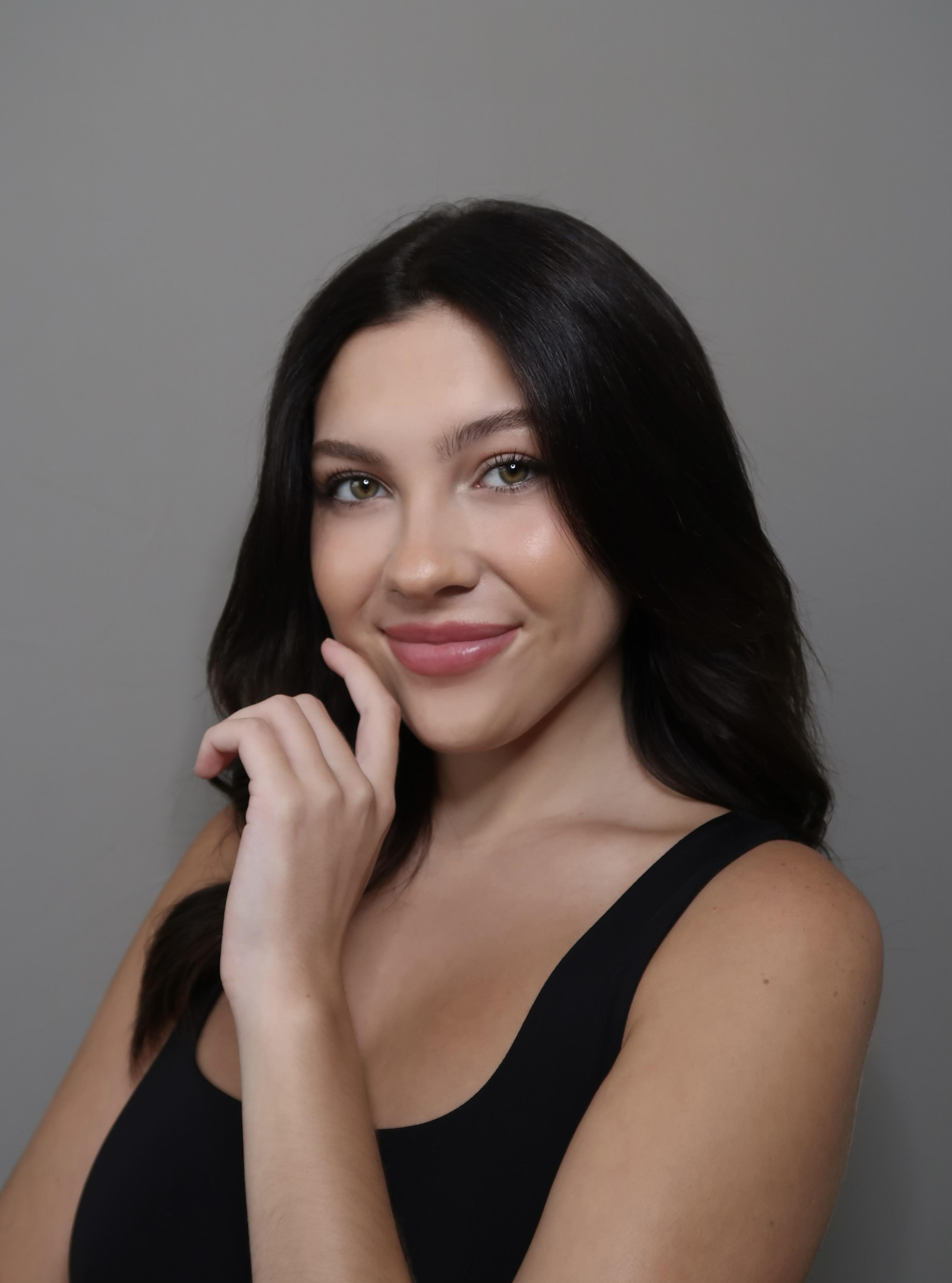 actor Hannah Brennan large photo