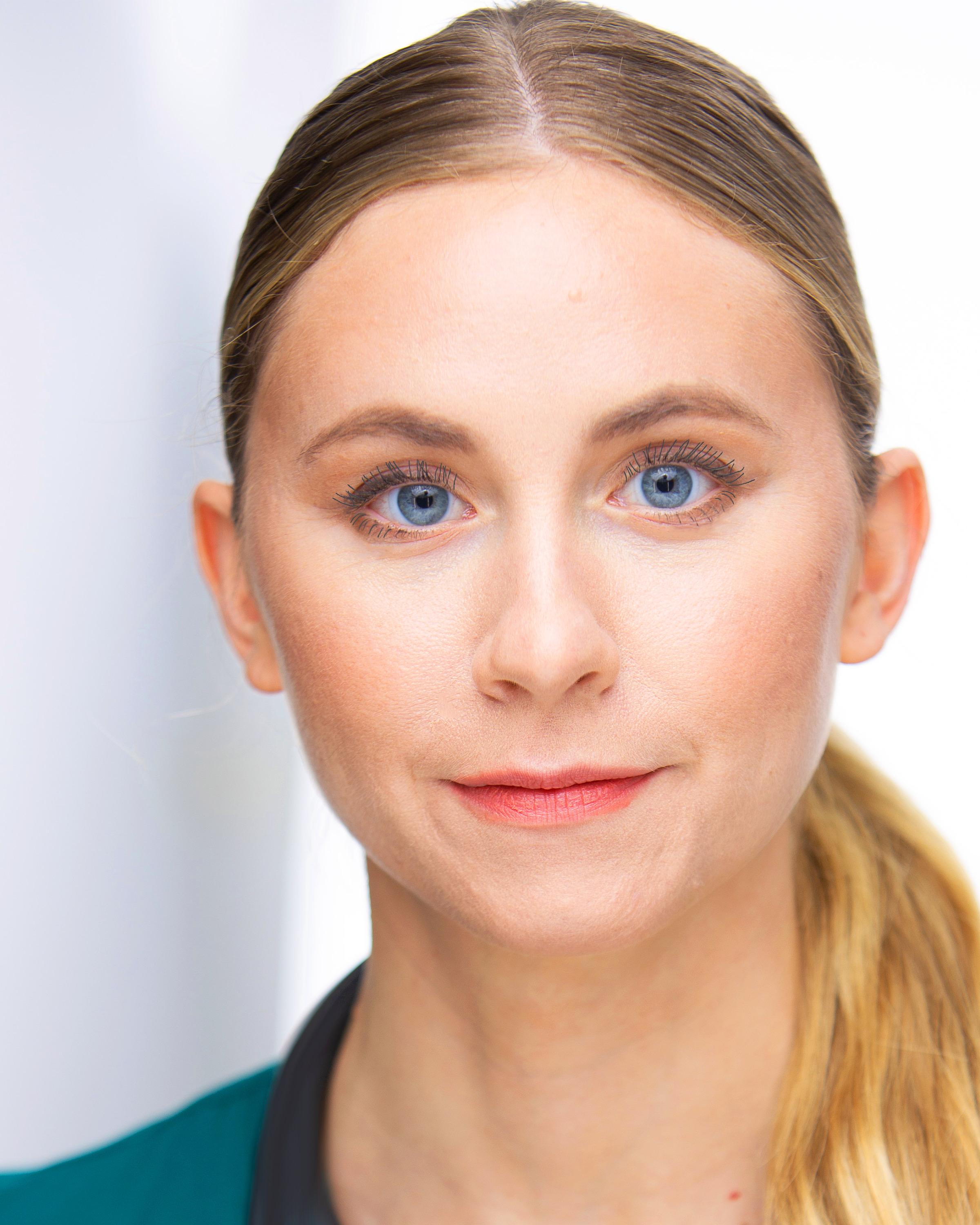 actor Colleen De Silva large photo