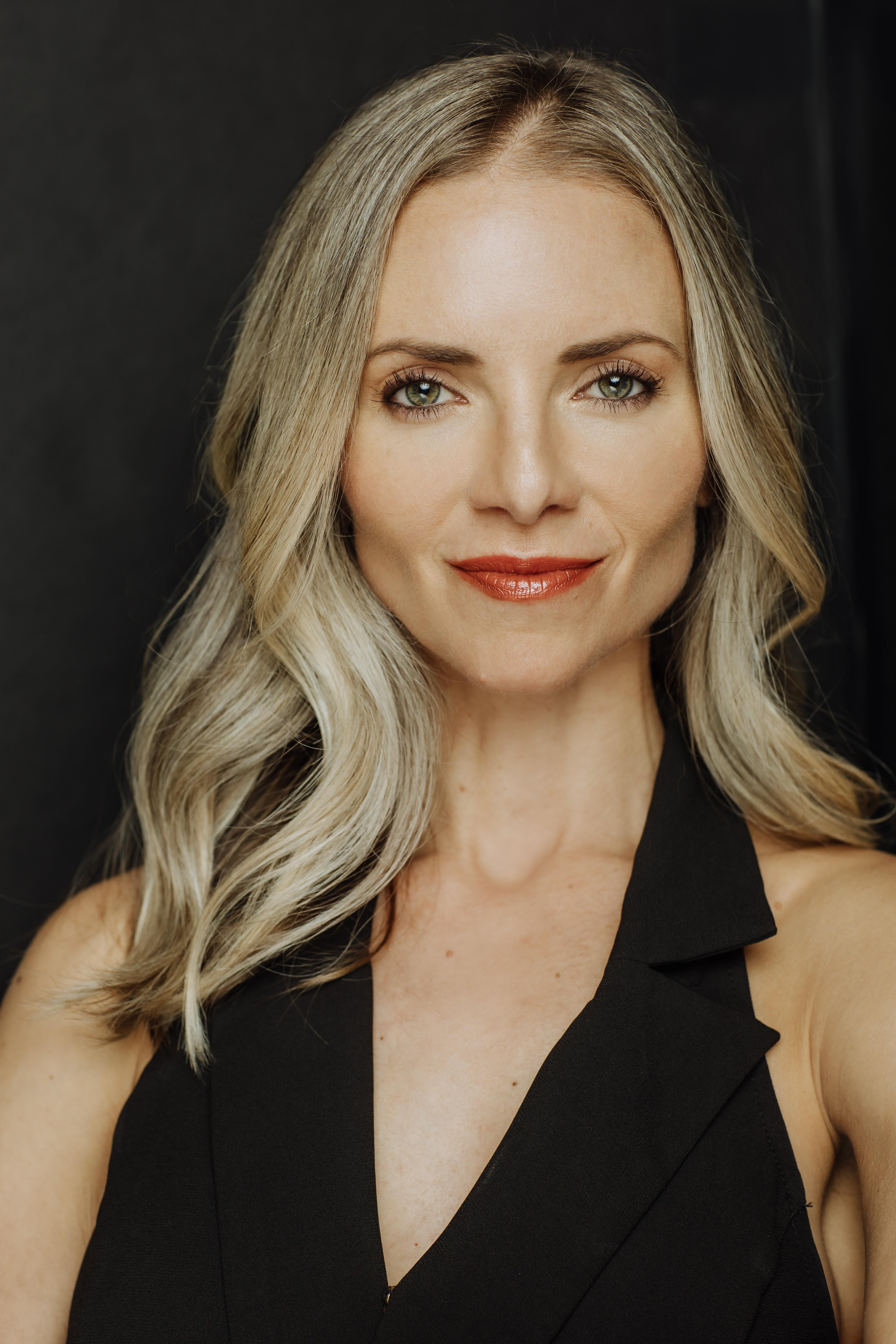 actor Sarah Christine Smith large photo