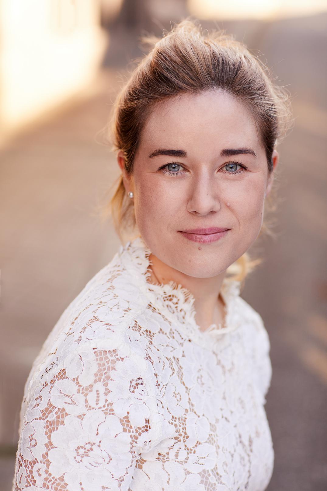 actor Holly Dodd large photo