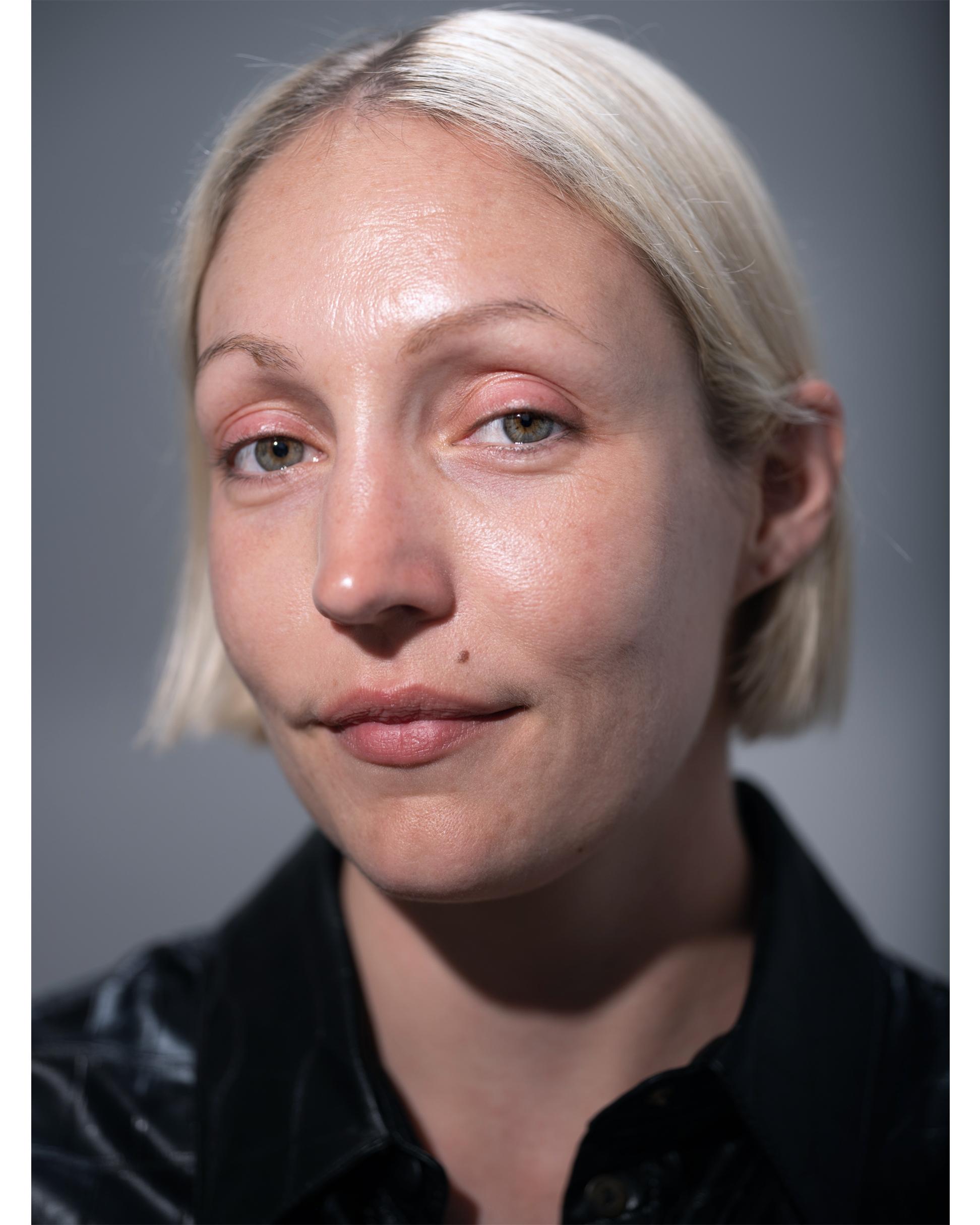 actor Erin Leland large photo