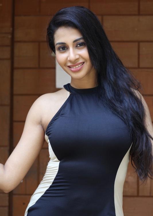 actor Gayathri Iyer large photo