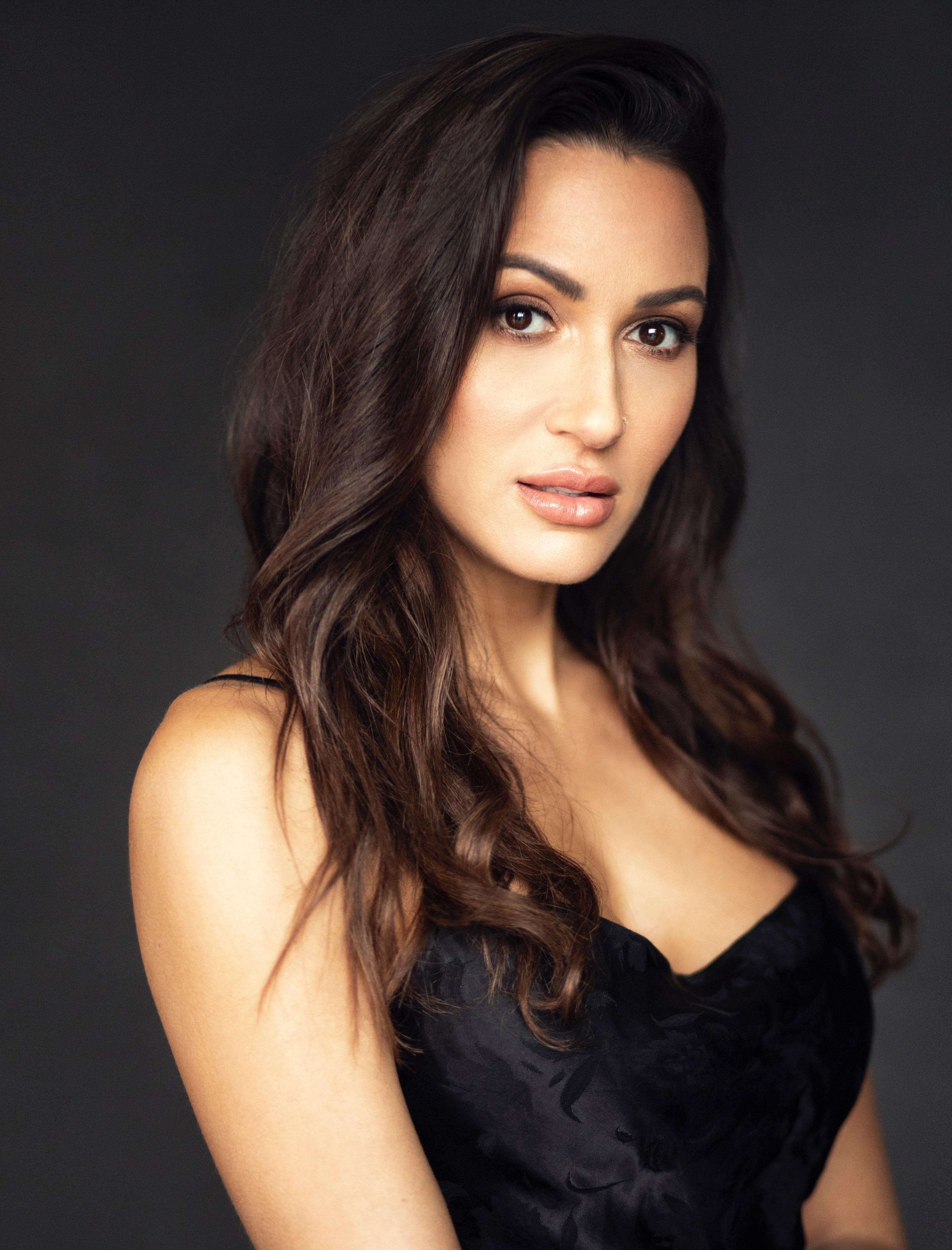 actor Sitara Hewitt large photo