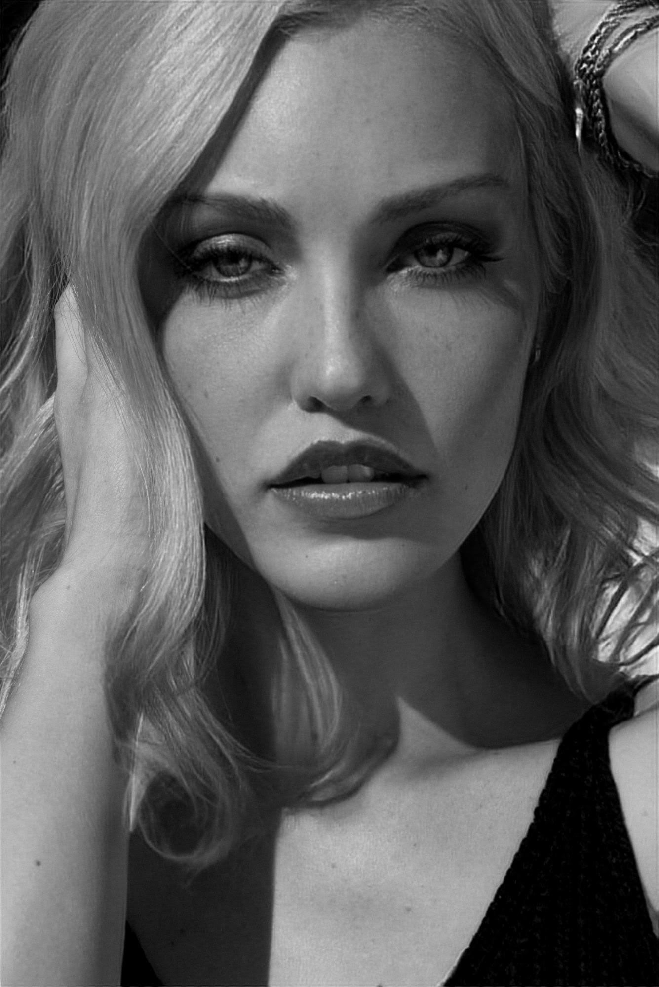 actor Breanne Hill large photo