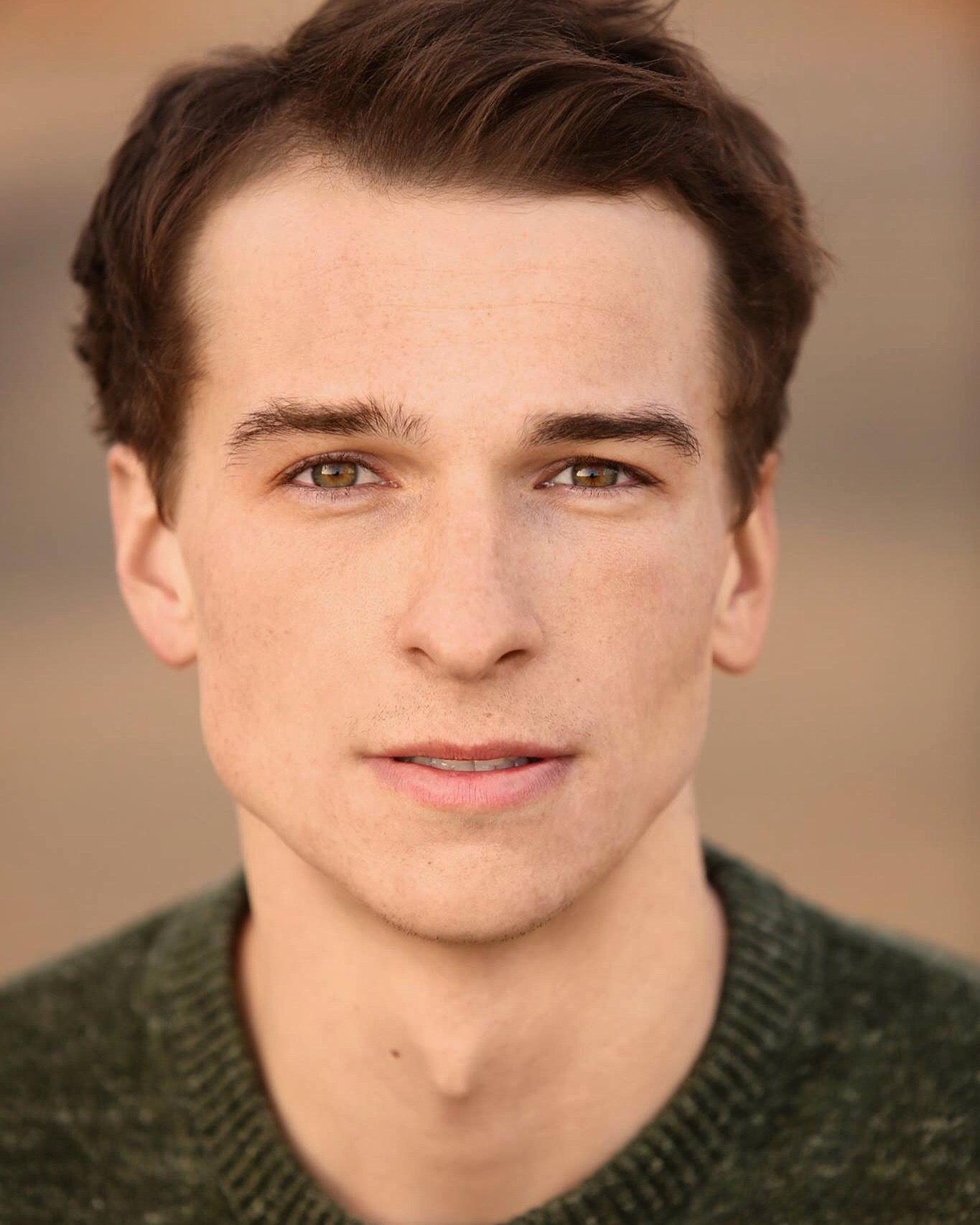 actor Riley Suter large photo