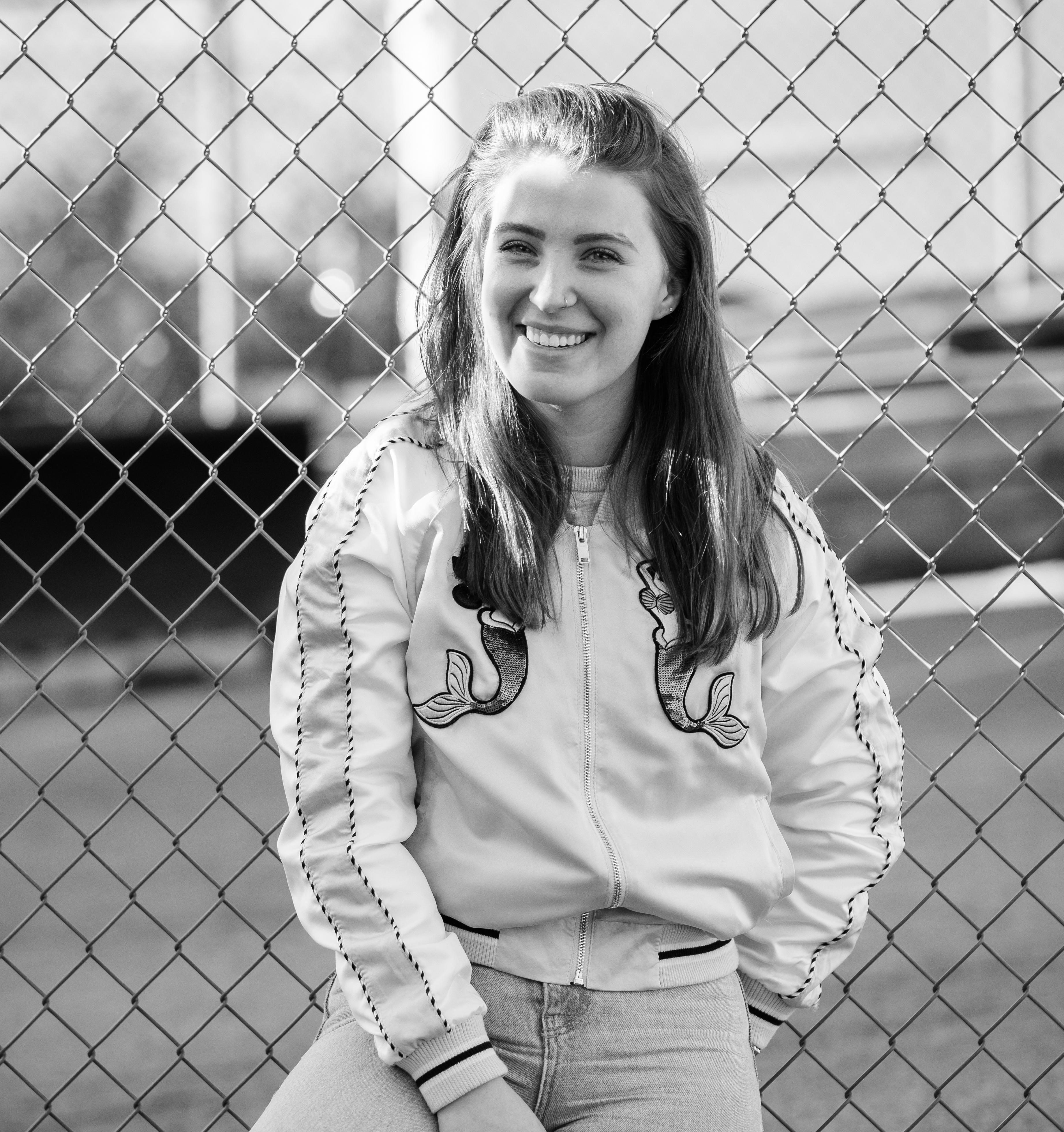 actor Sarah Dacey large photo