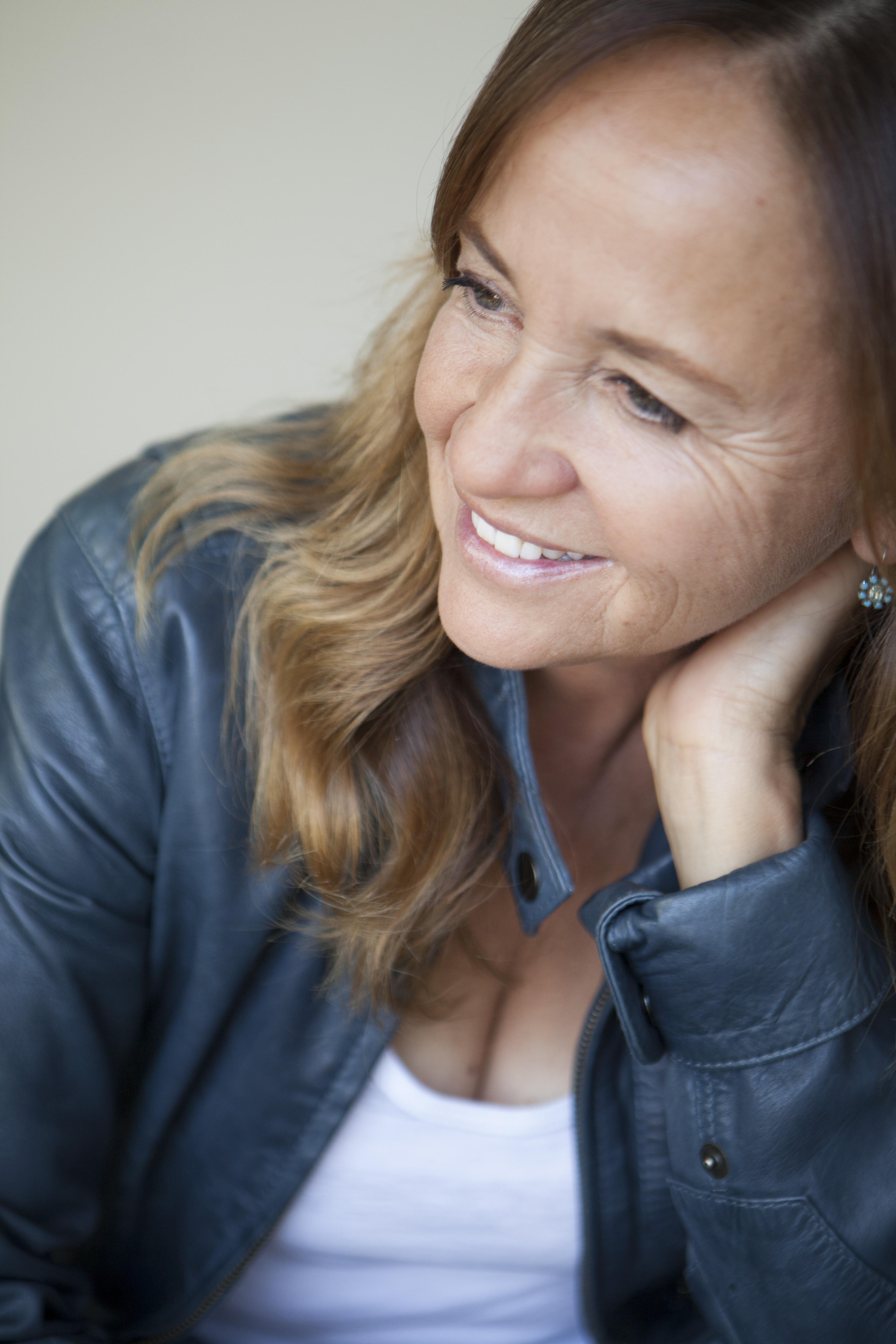 actor Julie Nunis large photo