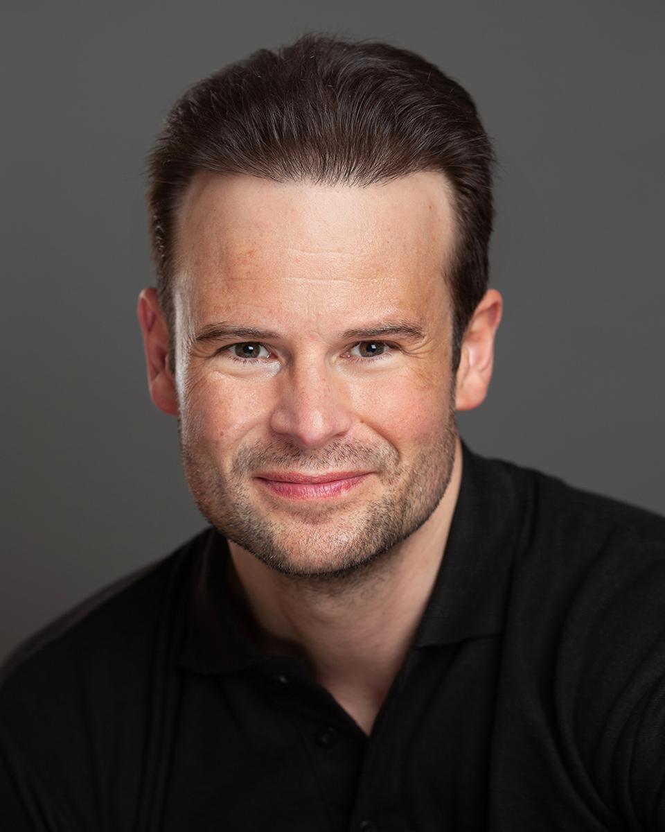 actor Toby DeCann large photo