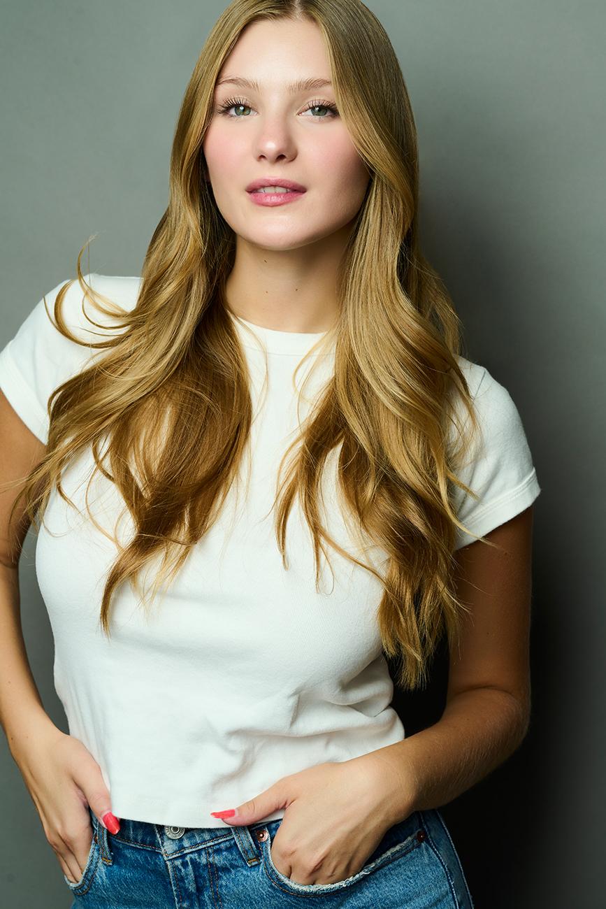 actor Lindsay Arnold large photo