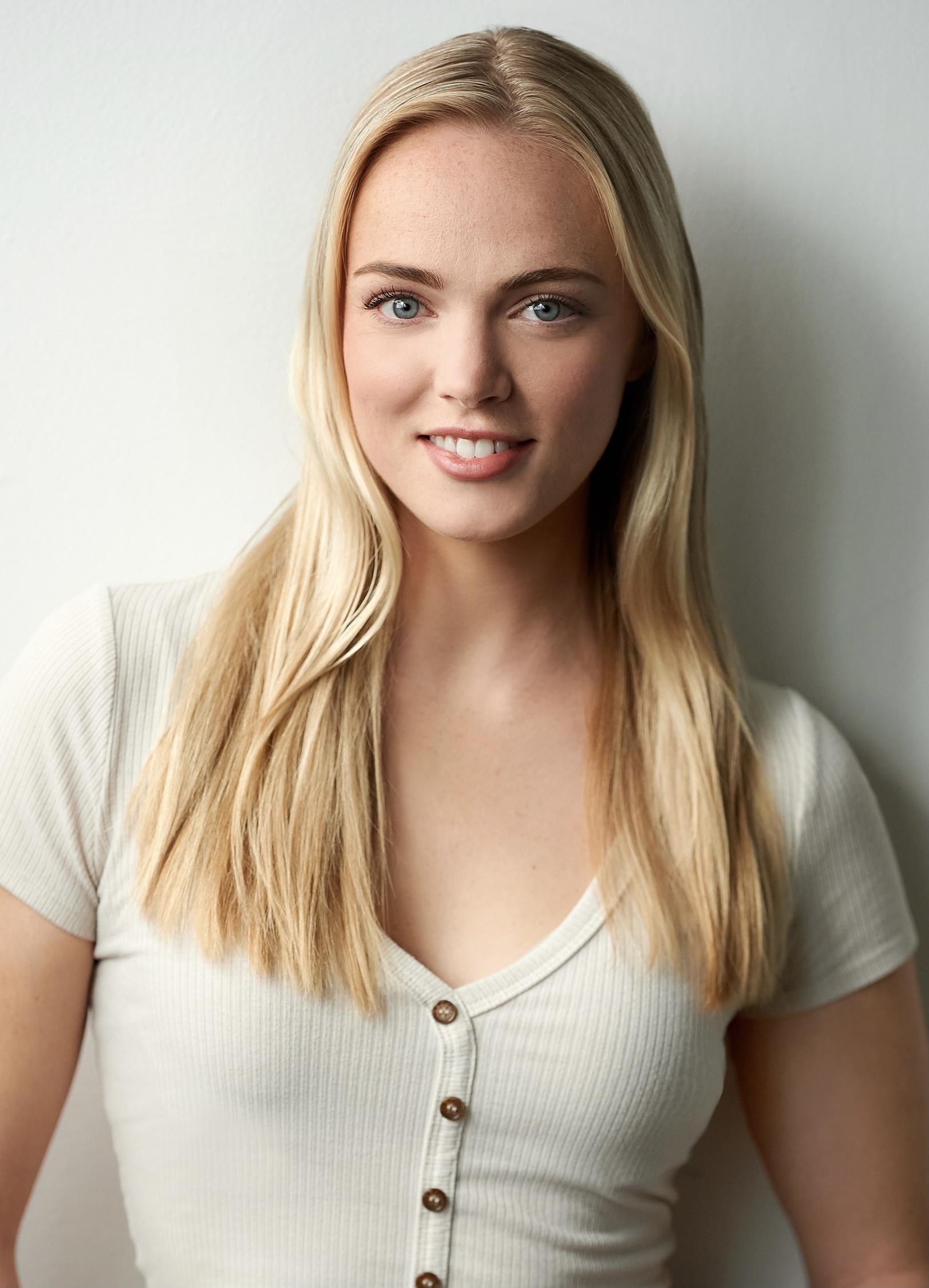 actor Sydney Owchar large photo