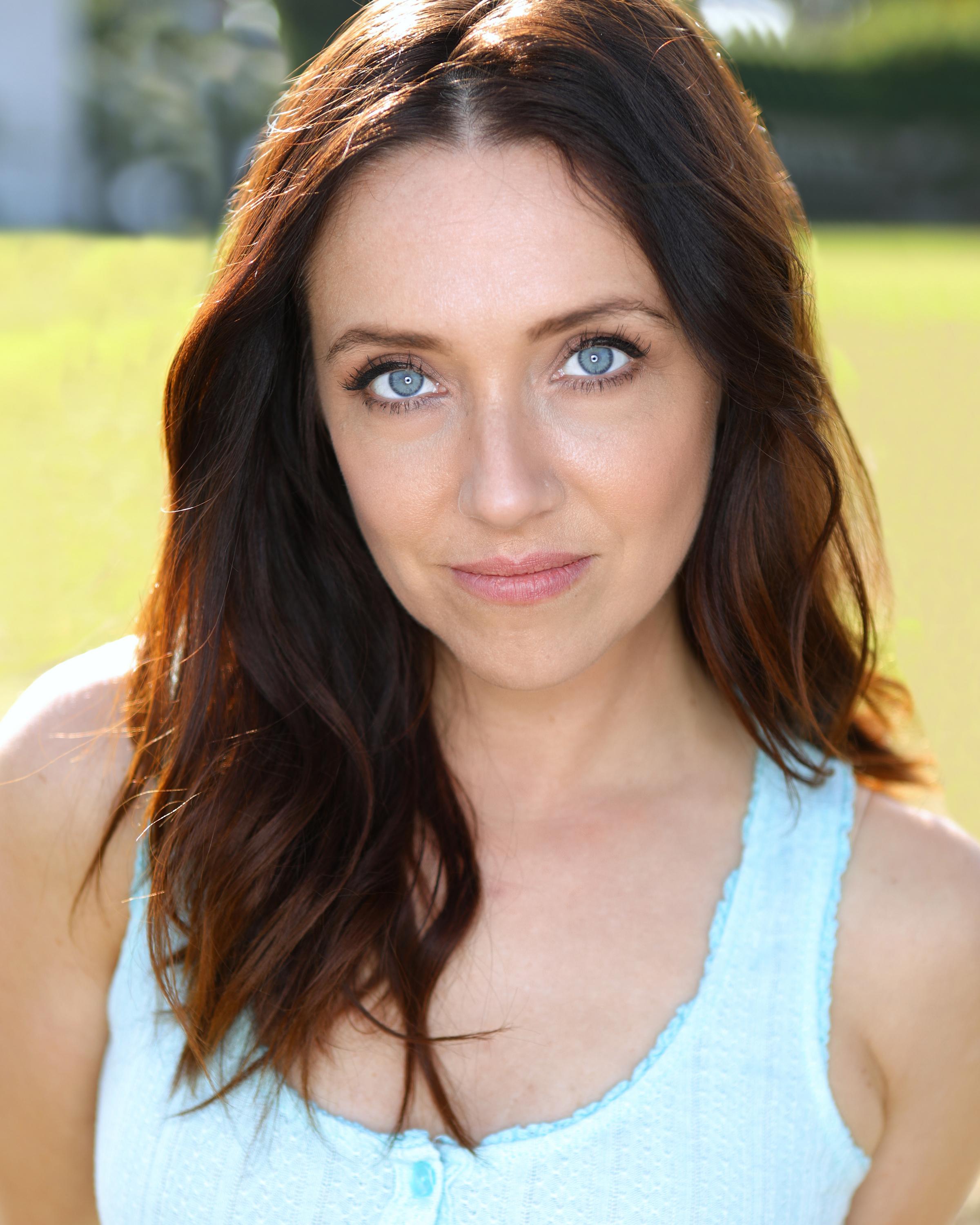 actor Katie Oliver large photo