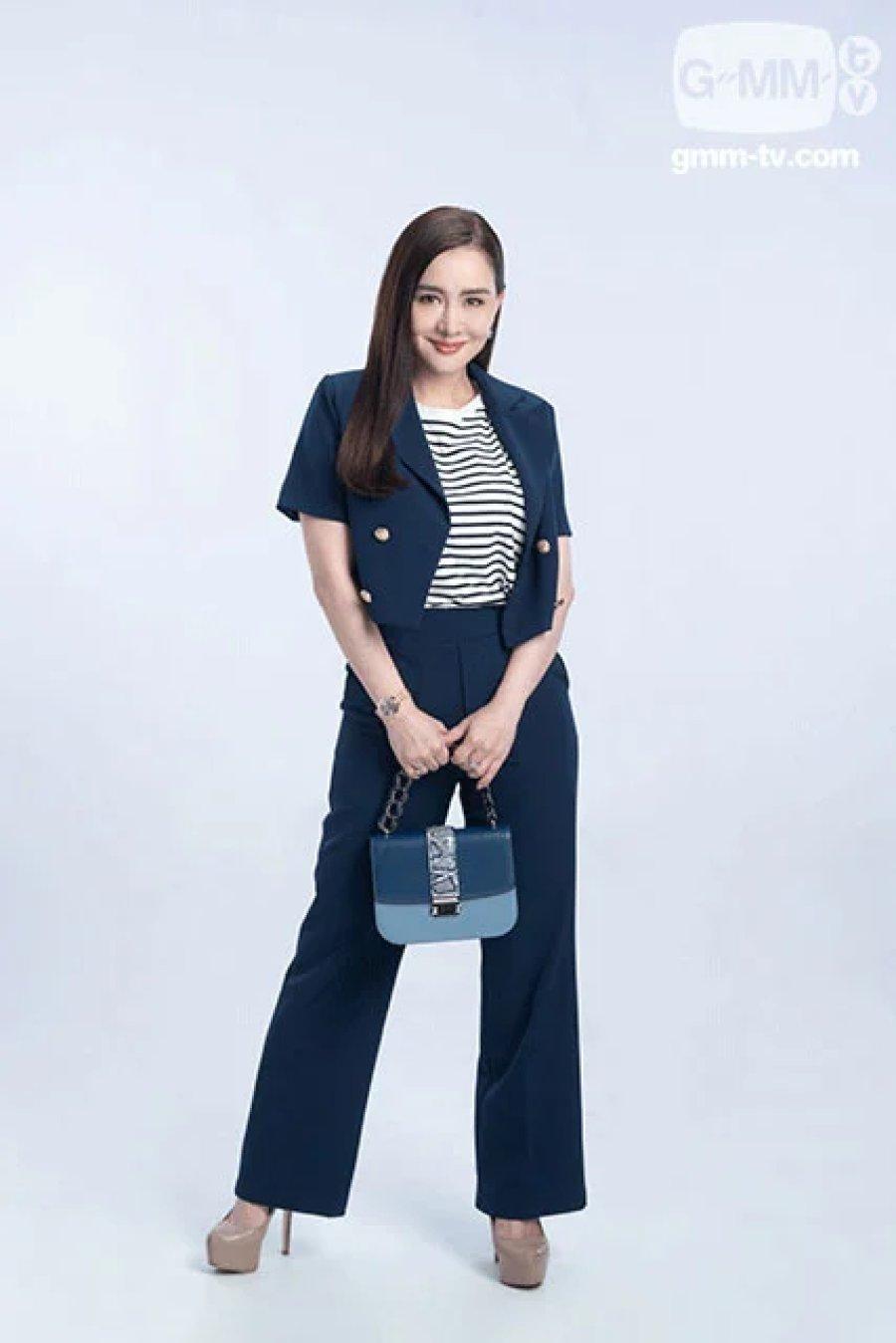 actor Nicole Theriault large photo