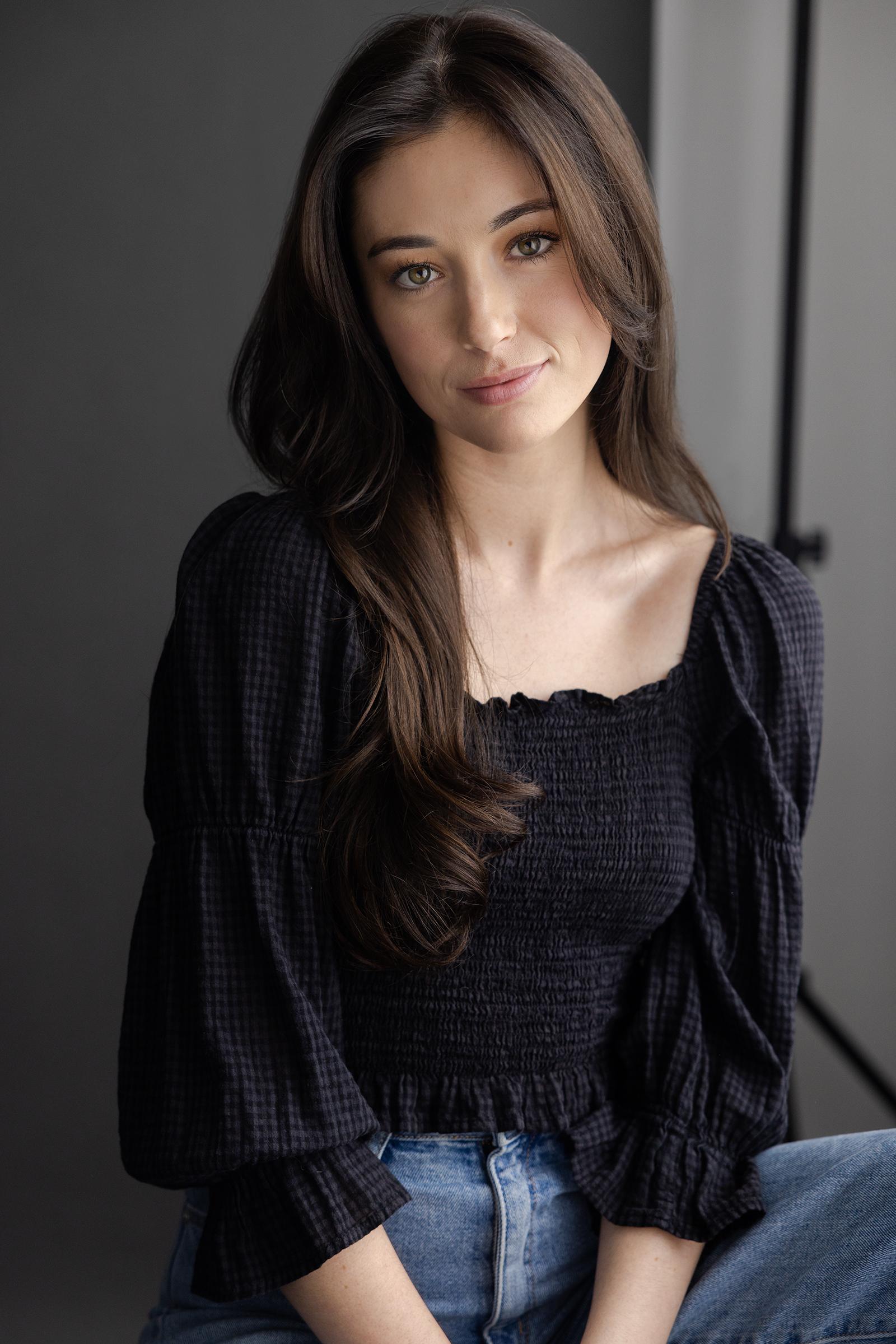 actor Madeleine Adams large photo