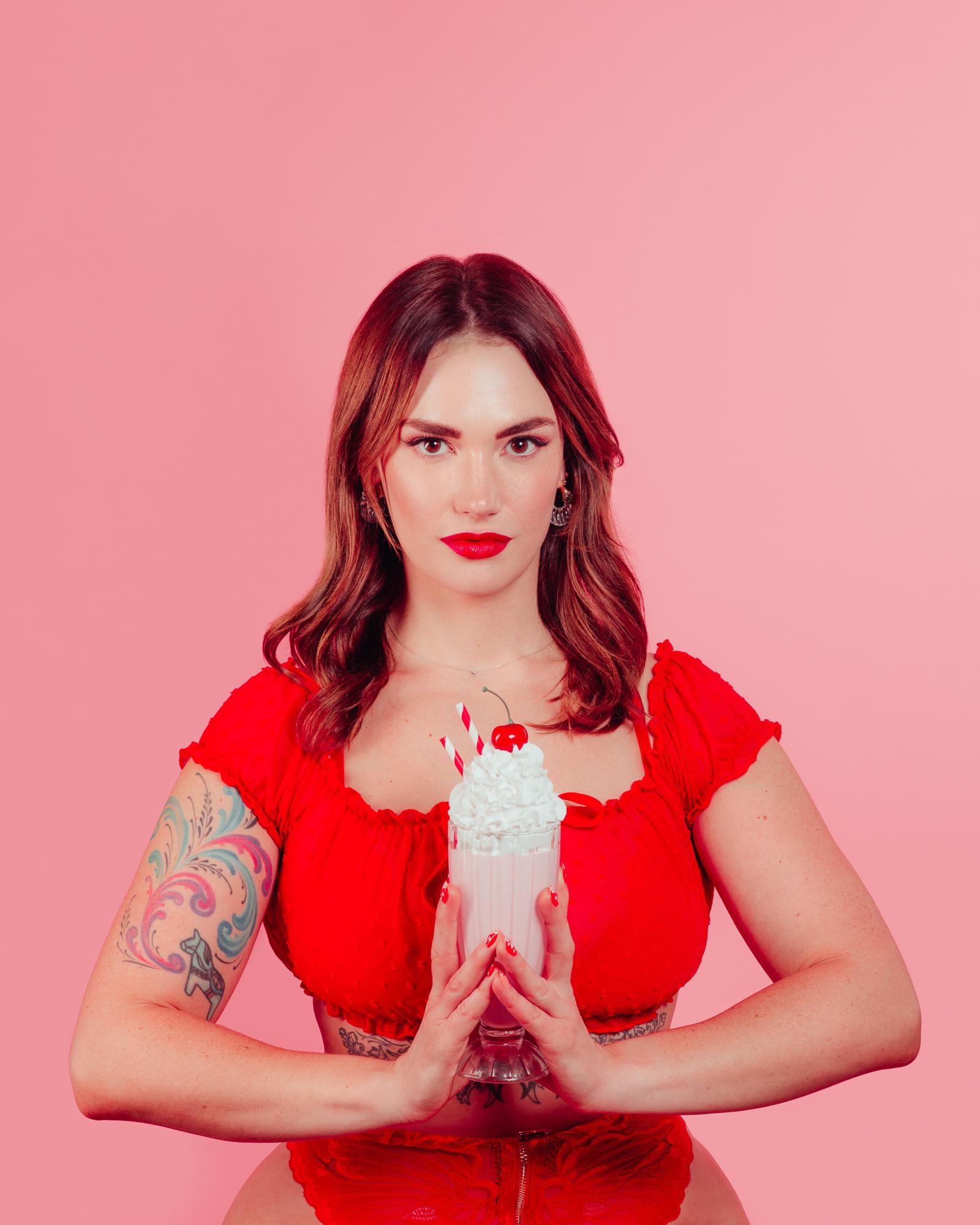 actor Siri Dahl large photo