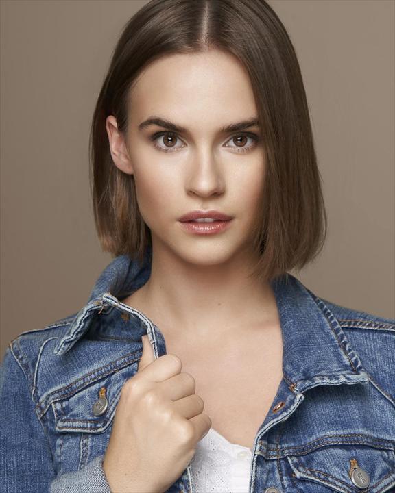 actor Ema Horvath large photo