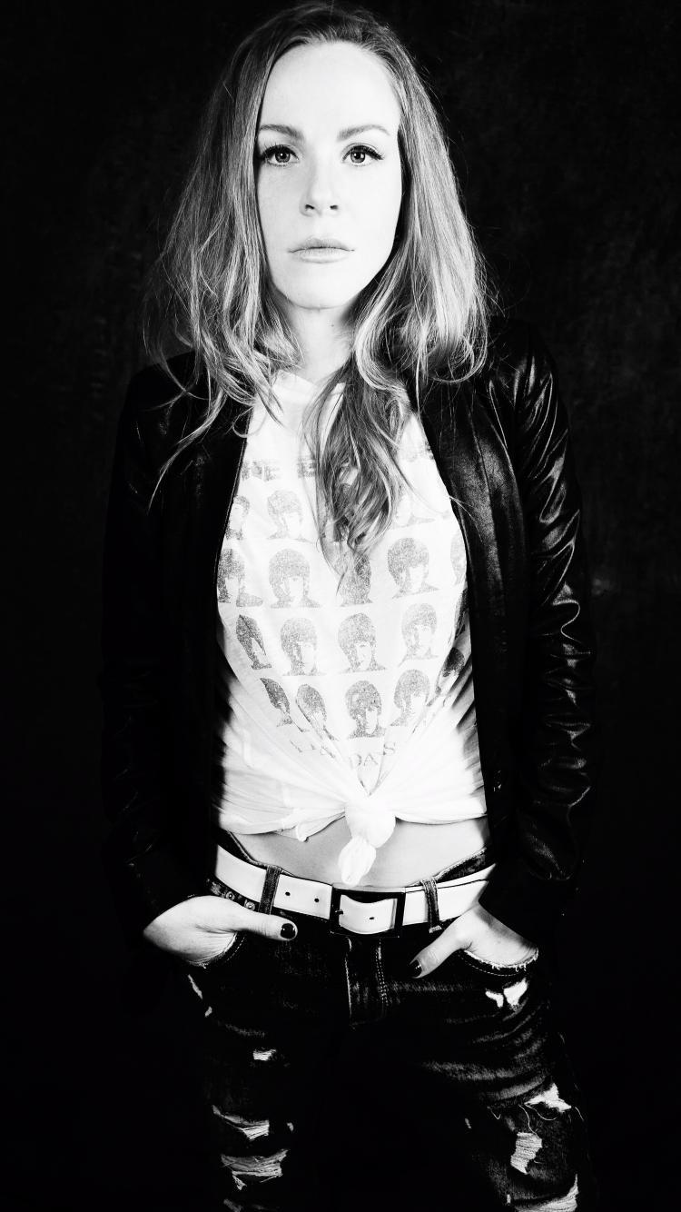 actor Emma Myles large photo