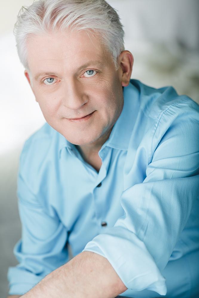 actor Tom Bulmer large photo