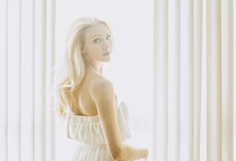 actor Victoria Gates large photo